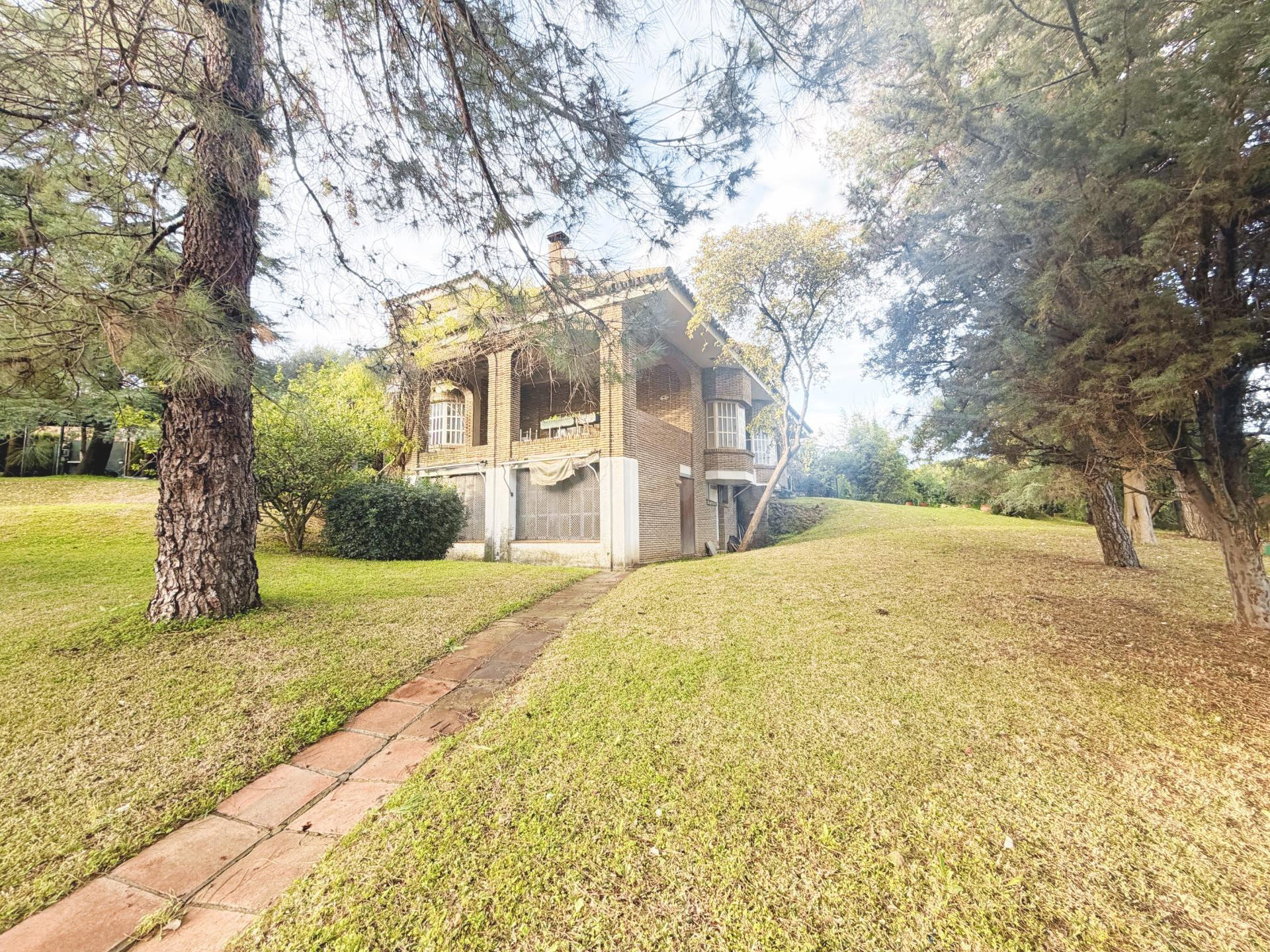 Vive rodeado de espacio: chalet con gran parcela y múltiples - foto 2