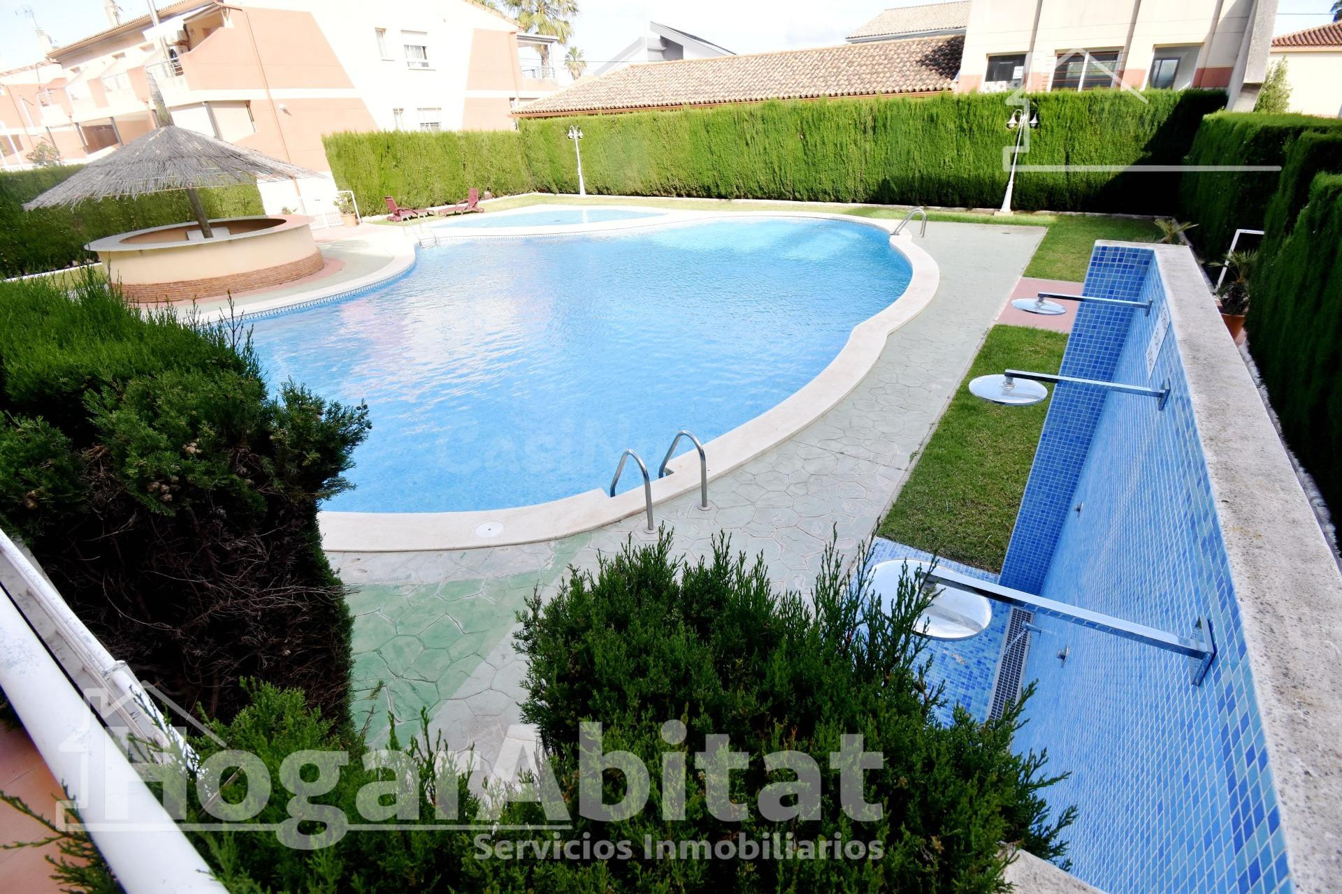 PRECIOSO ADOSADO CON 4 TERRAZAS, PISCINA Y GARAJE CERCA DE L - foto 2
