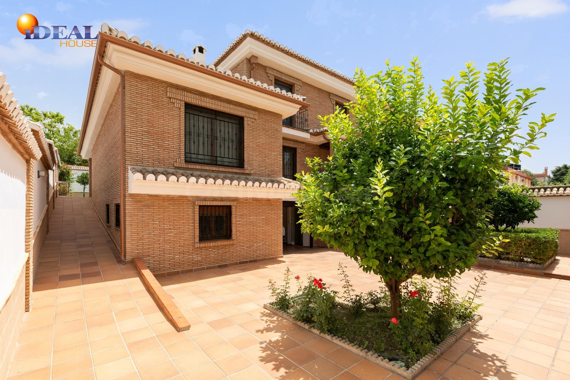 Chalet accesible de gran amplitud, con jardín privado, garaj - foto 3