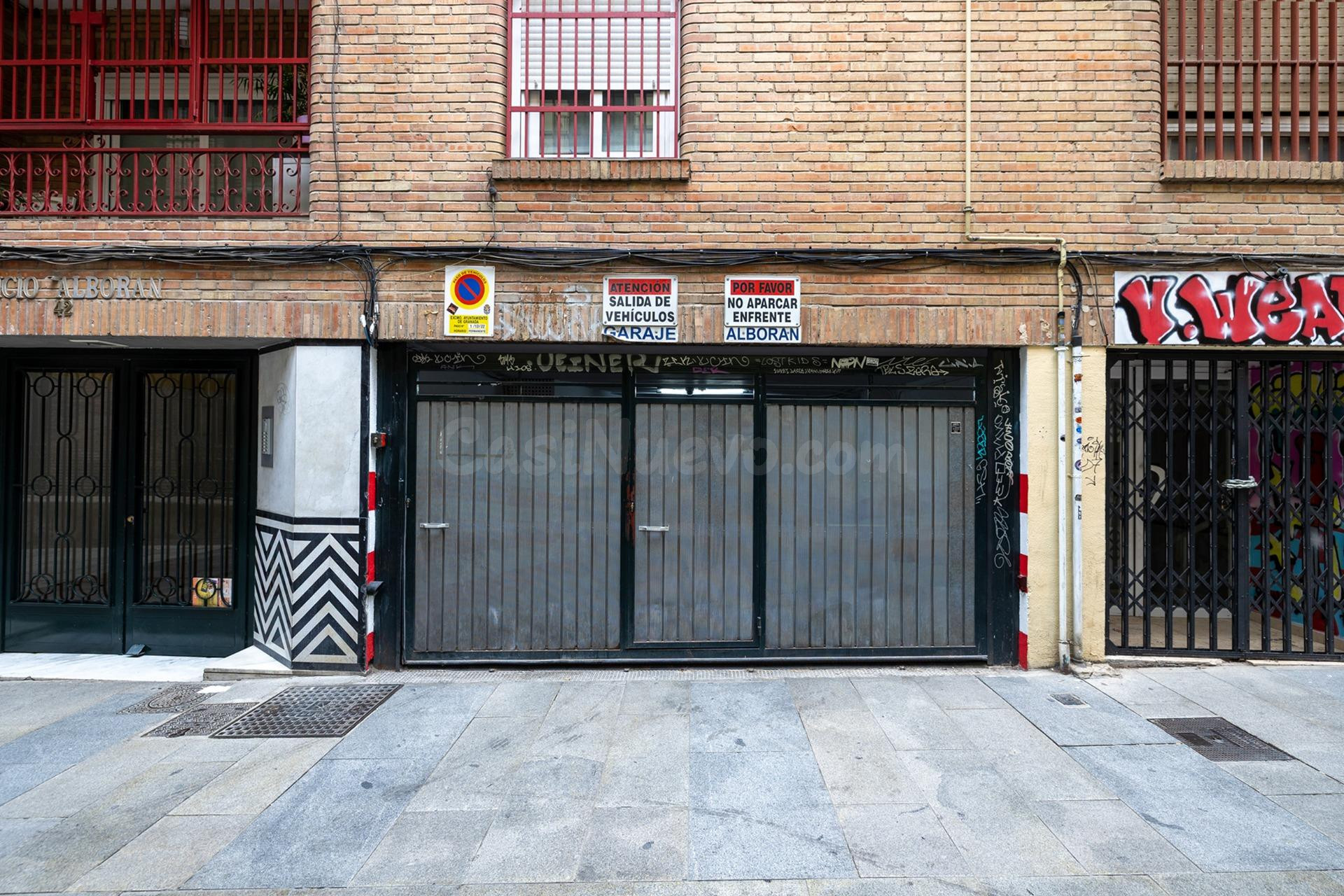 SE VENDE PLAZA DE GARAJE PARA COCHE PEQUEÑO JUNTO PLAZA GRAC - foto 3