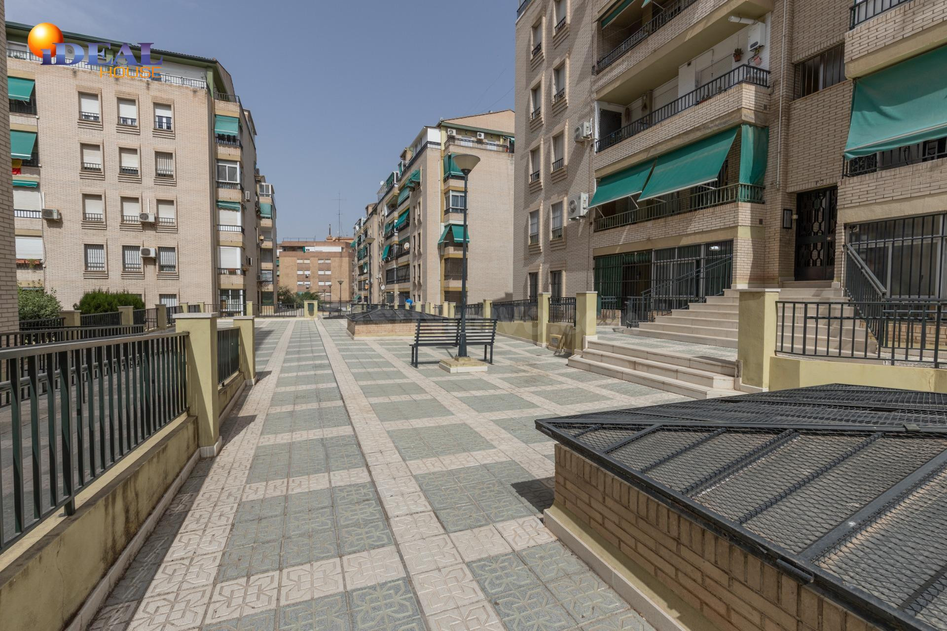Piso en venta de tres dormitorios dos baños en urbanización 
