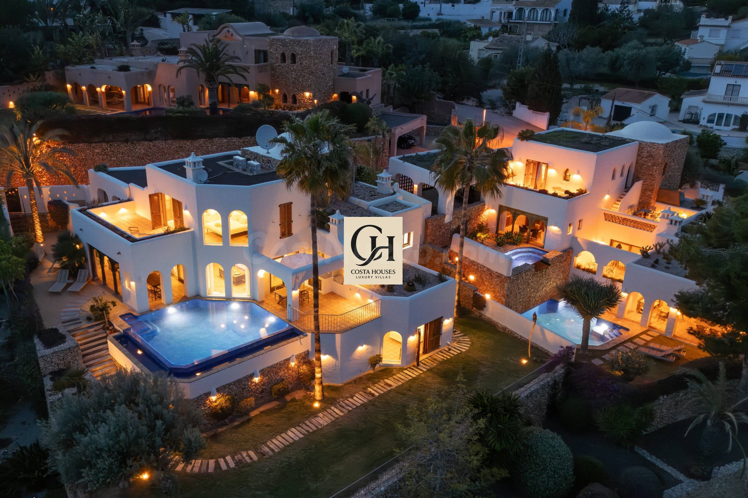 VILLA IBICENCA CON VISTAS AL MAR EN VENTA EN EL PORTET · MOR