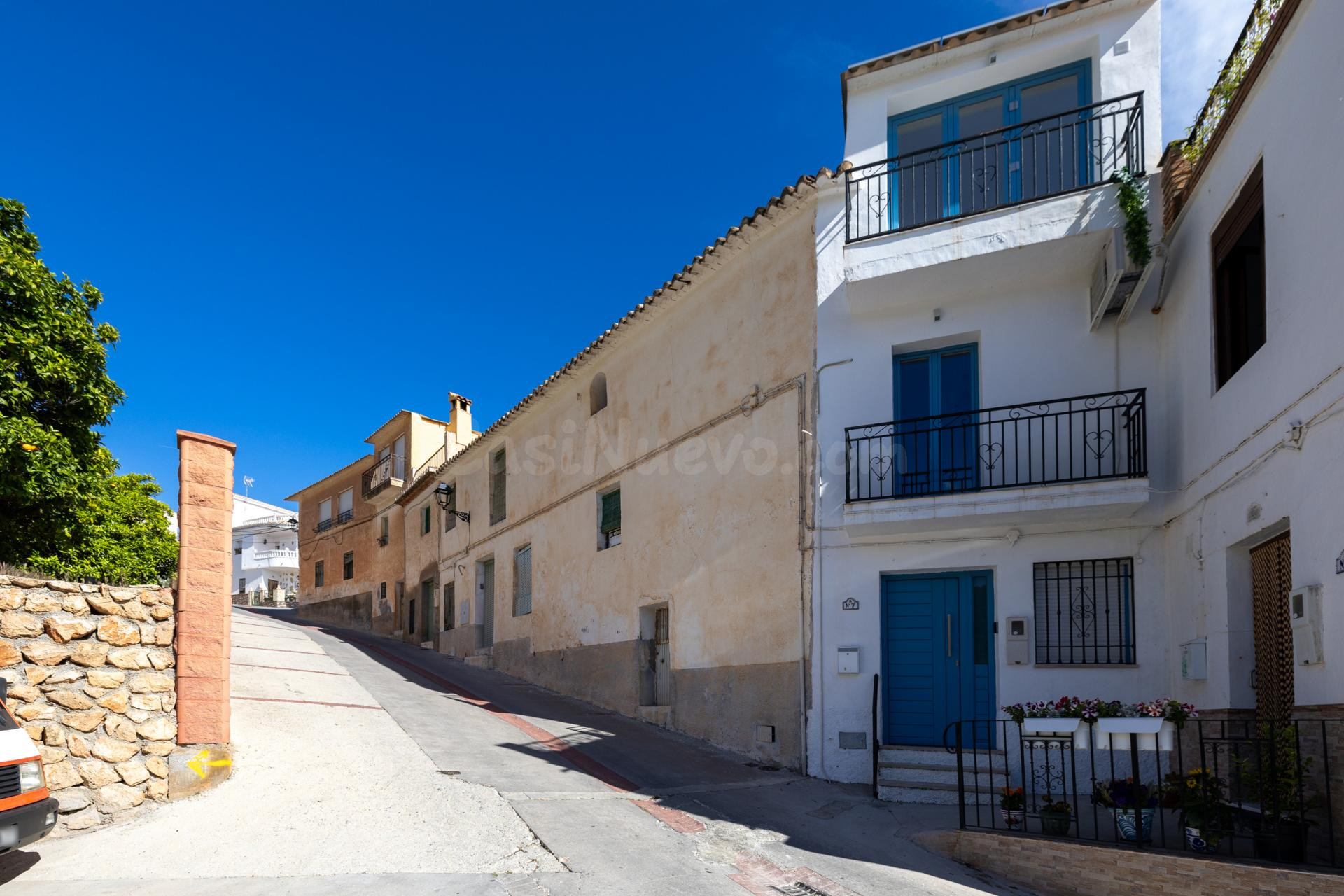 Oportunidad en Pinos del Valle: Doble Fachada, Patio Andaluz