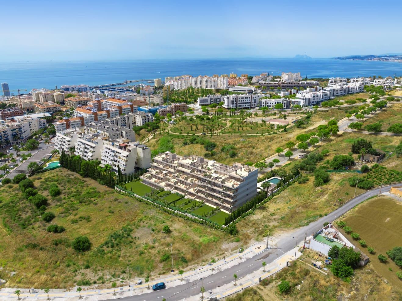 Ático con solarium.  3 dormitorios y 2 baños. Estepona