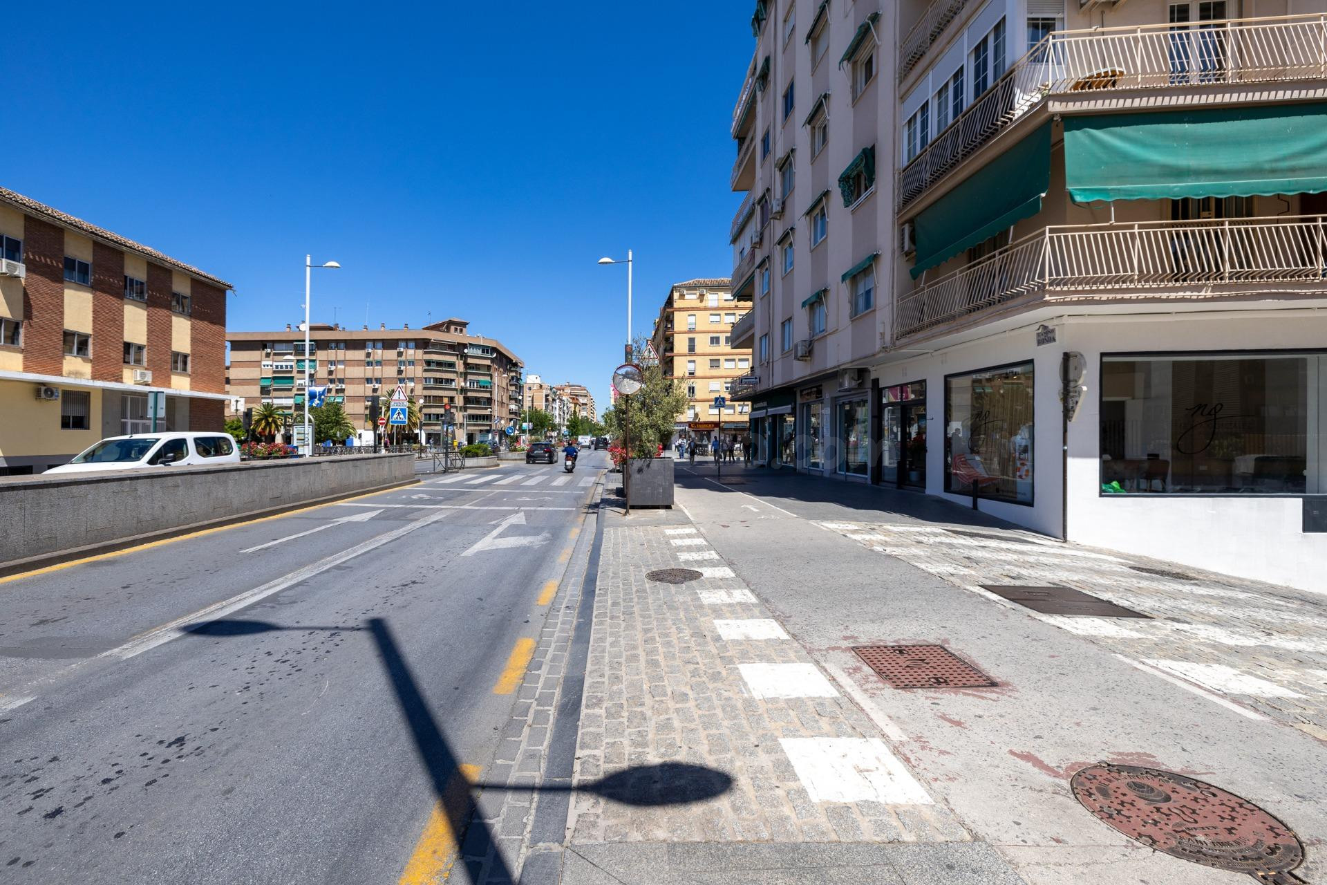 Amplio Local junto a Camino de Ronda,  Zona Ribera del Violó - foto 2