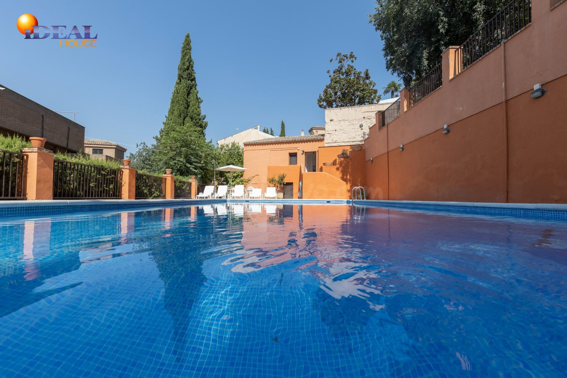 Exclusivo piso señorial con terraza en el Paseo del Salón (Cuesta de Escoriaza), con cochera y trastero.