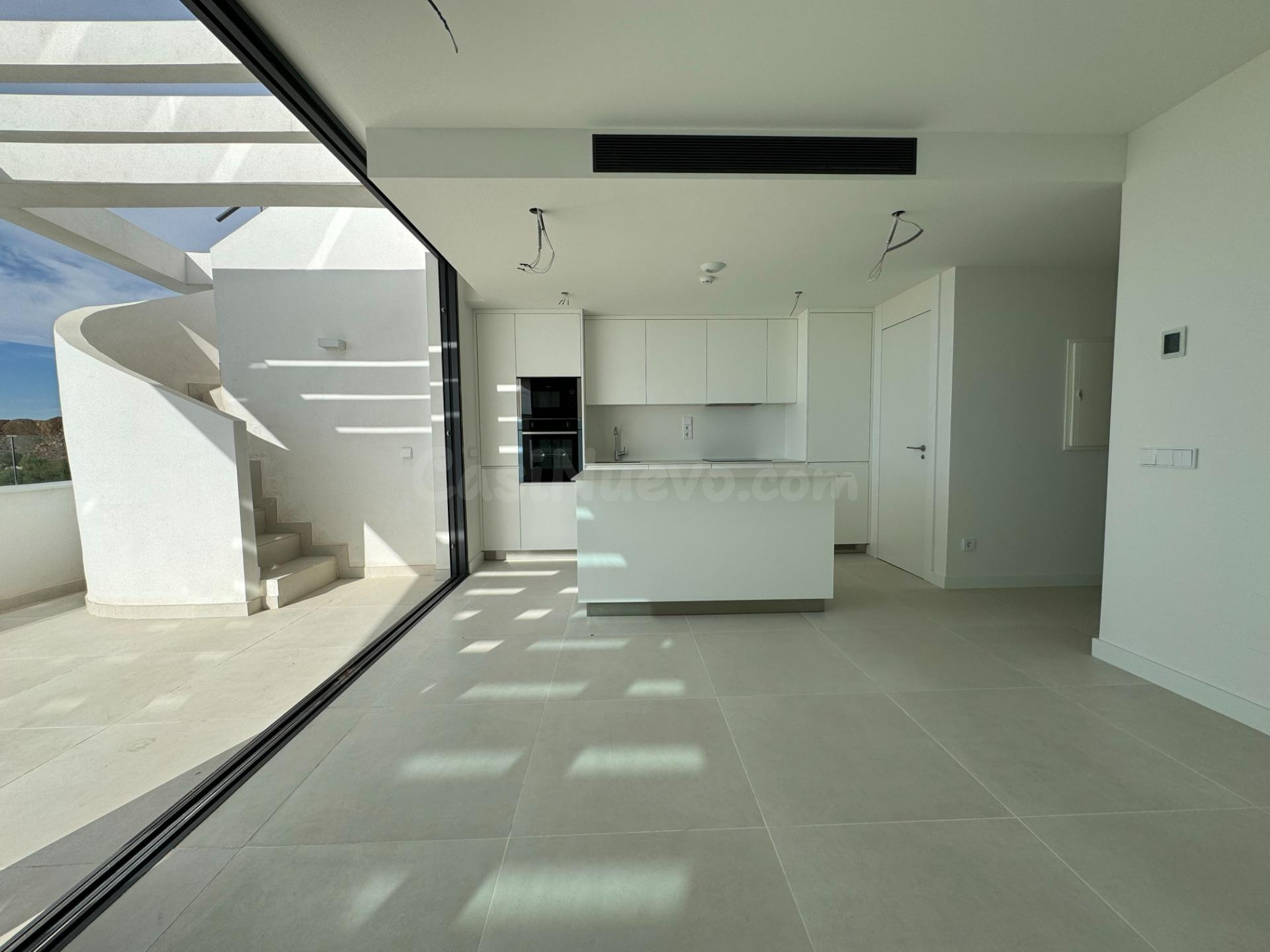 Ático de 2 dormitorios y 2 baños con solarium y vistas al ma - foto 5