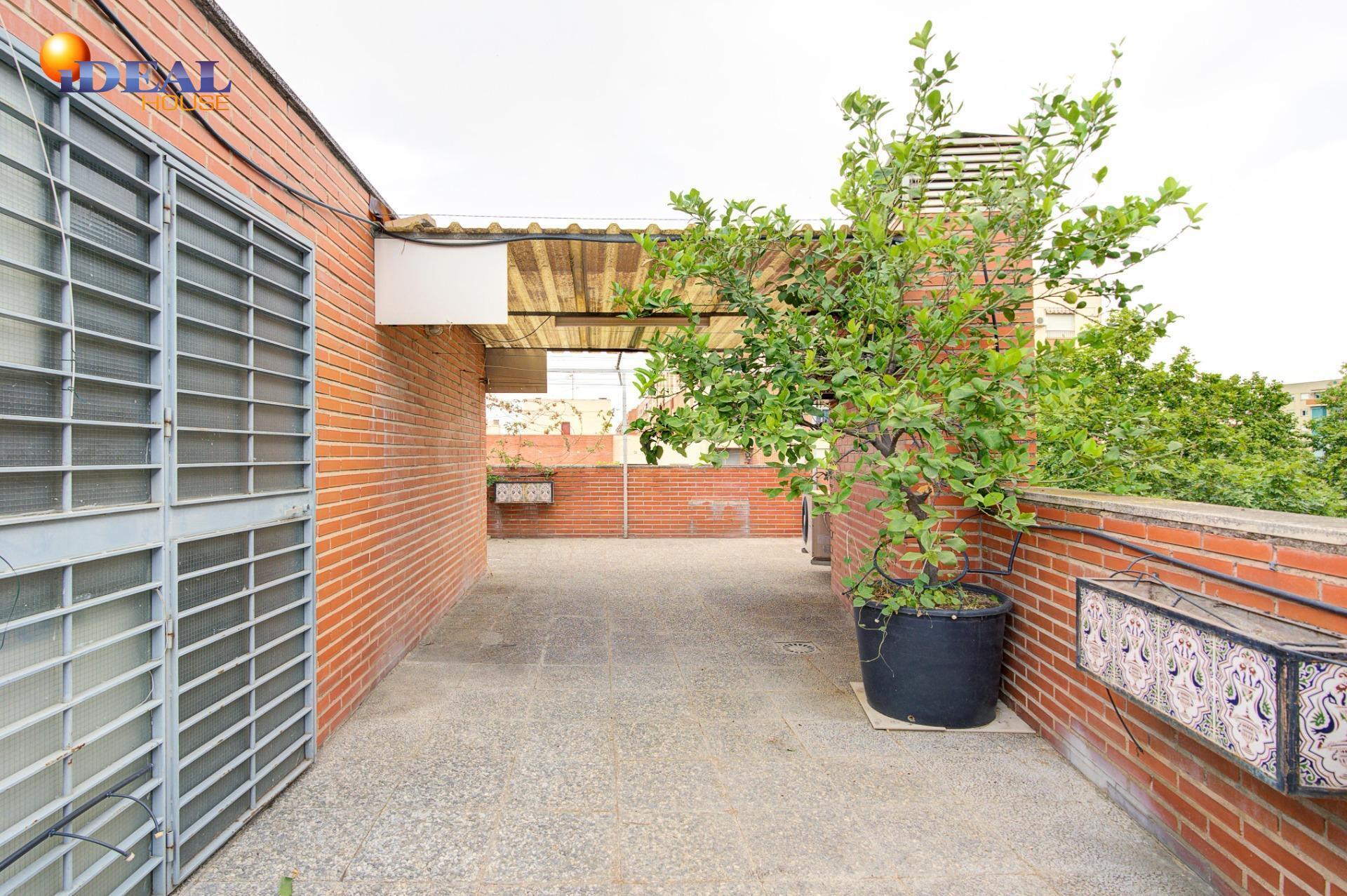 EN VENTA ATICO DÚPLEX CON GRAN TERRAZA JUNTO ESTACIÓN DE AUT - foto 3