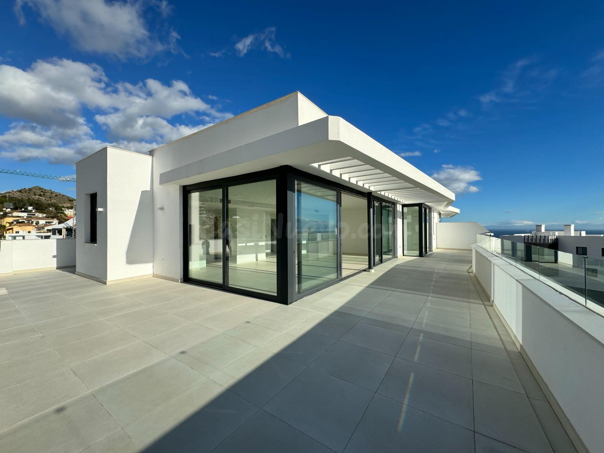 Ático de lujo de 3 dormitorios y 2 baños con vistas al mar. 