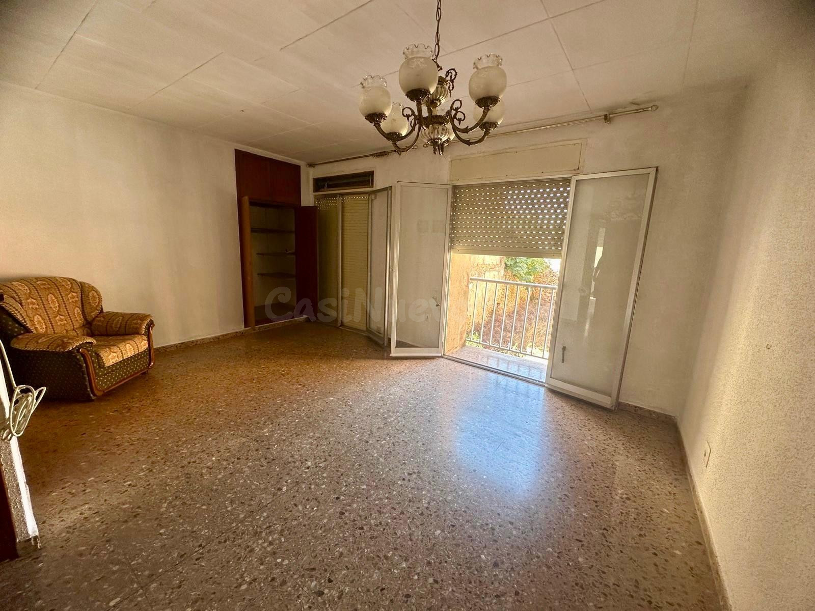 Casa con garaje y piso para entrar a vivir - foto 2