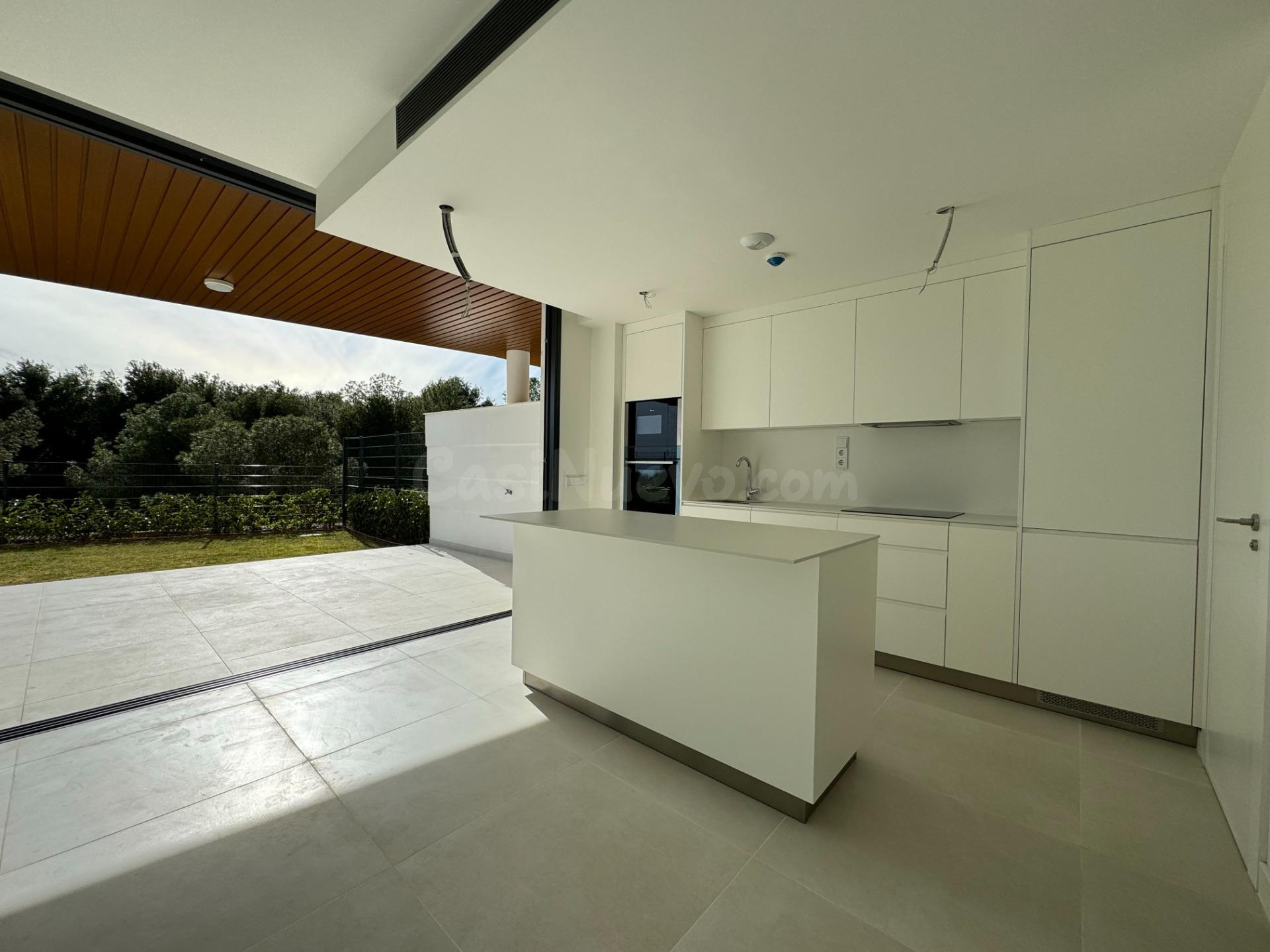 Apartamento planta baja de 2 dormitorios y 2 baños con jardí - foto 3