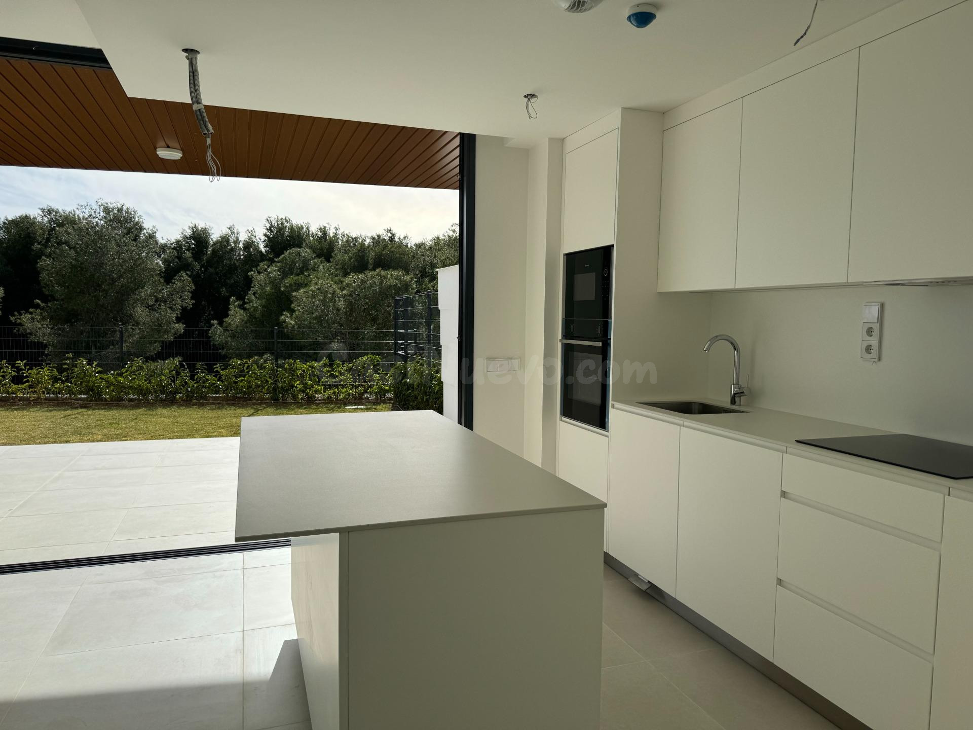 Apartamento planta baja de 2 dormitorios y 2 baños con jardí - foto 5