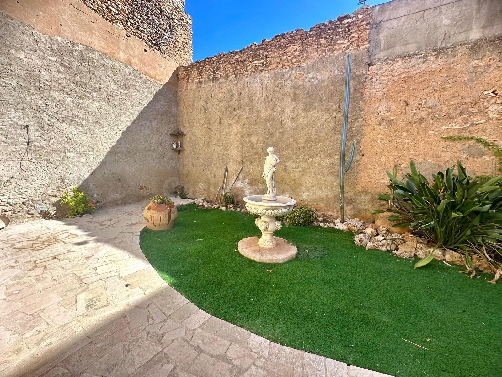 Espectacular planta baja con jardín y bodega - foto 3