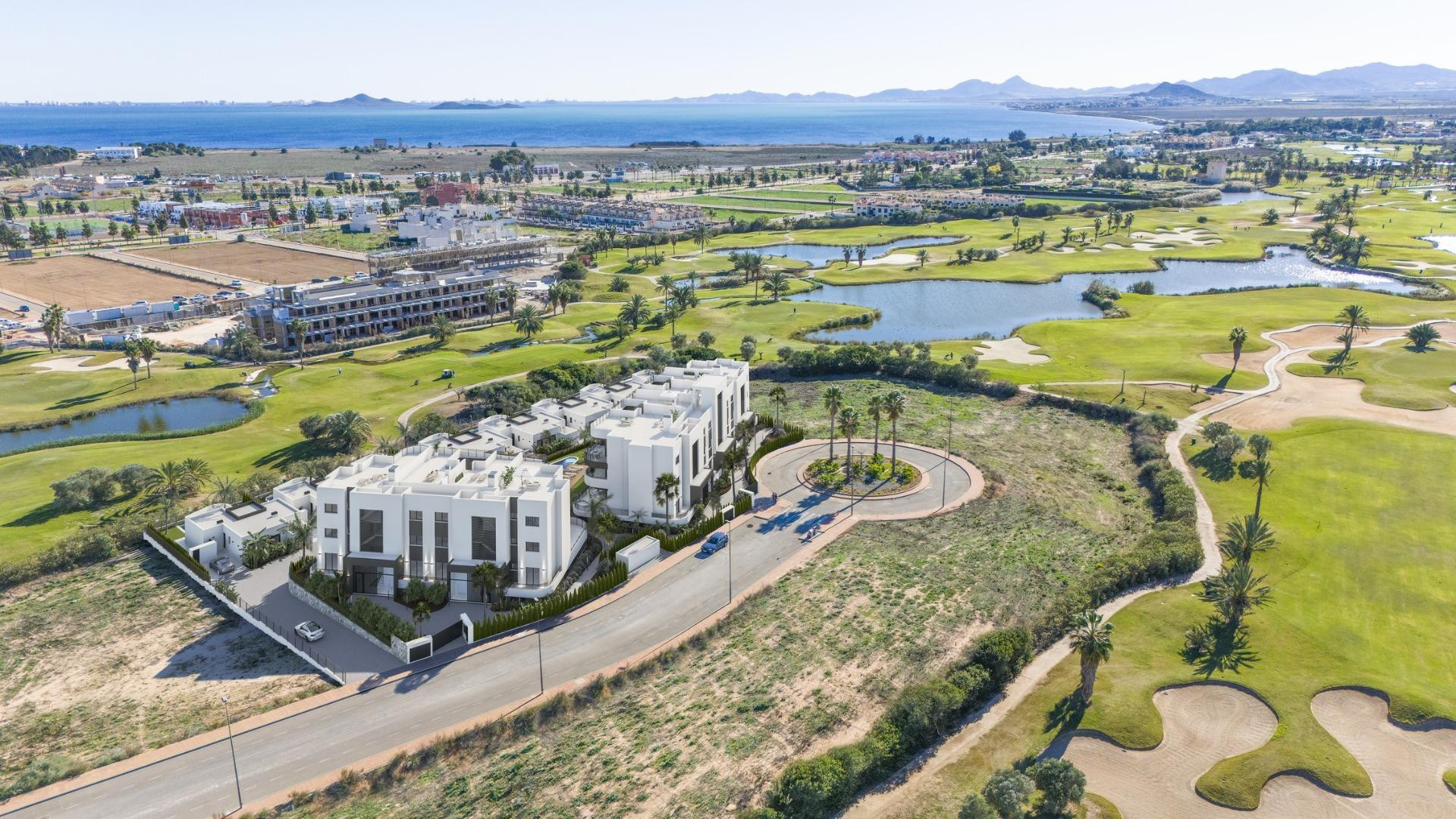 Residencia de nueva construcción en primera línea del campo  - foto 4
