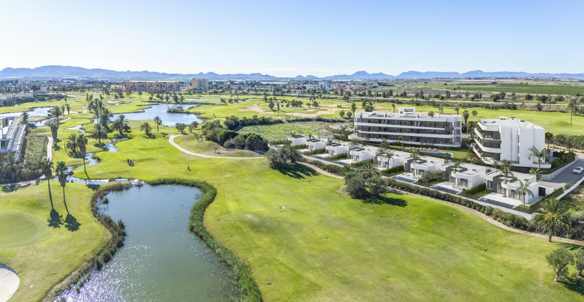 Residencia de nueva construcción en primera línea del campo  - foto 5