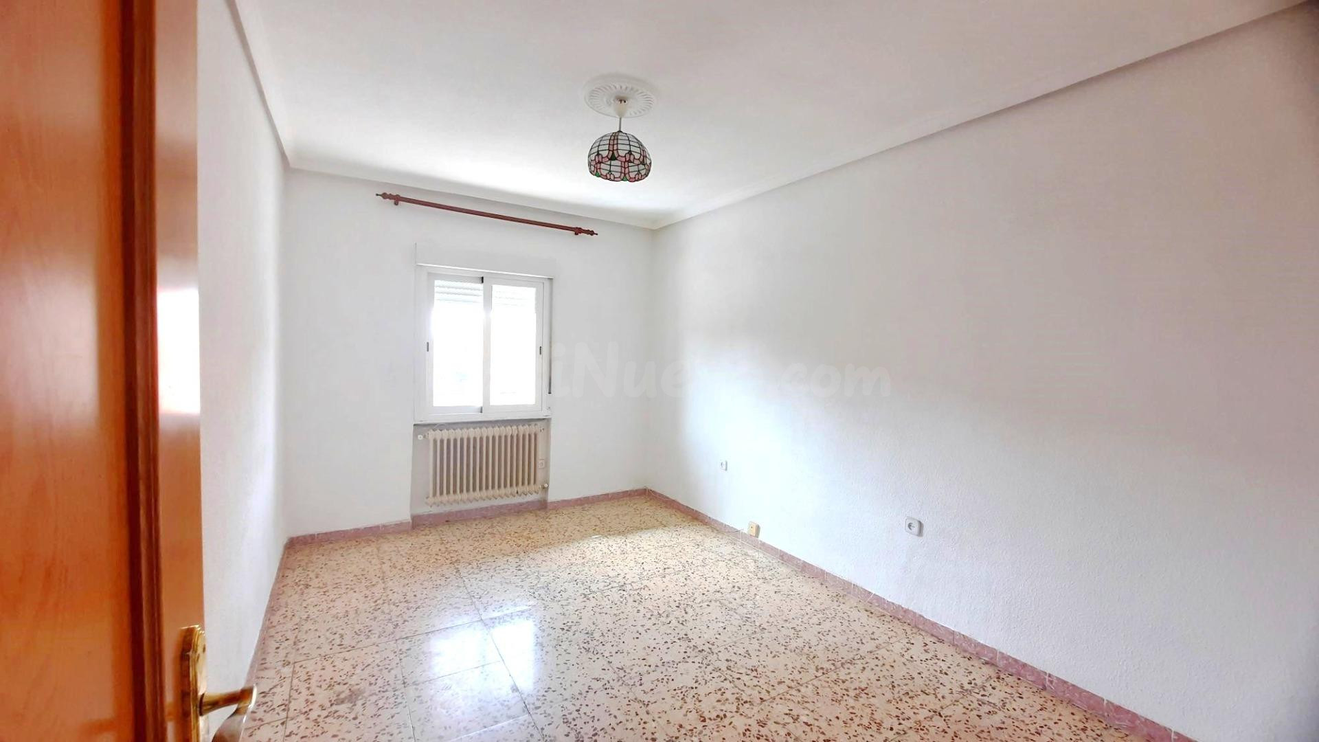 Piso de 3 dormitorios en Calle Pozuelo - foto 3