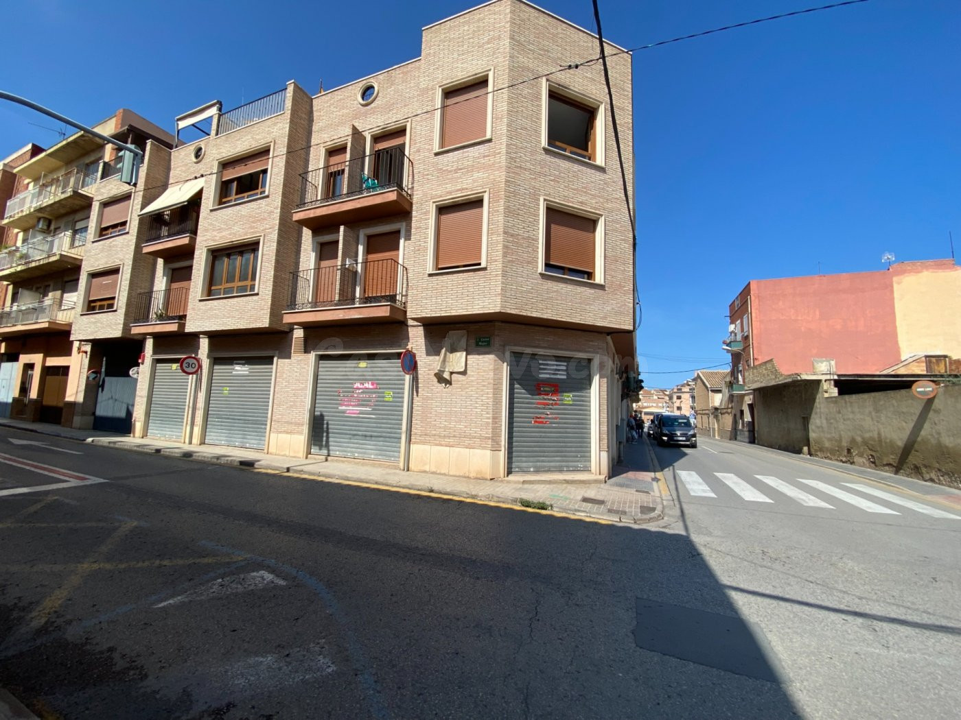 LOCAL COMERCIAL ESQUINERO, MUY GRANDE - foto 2