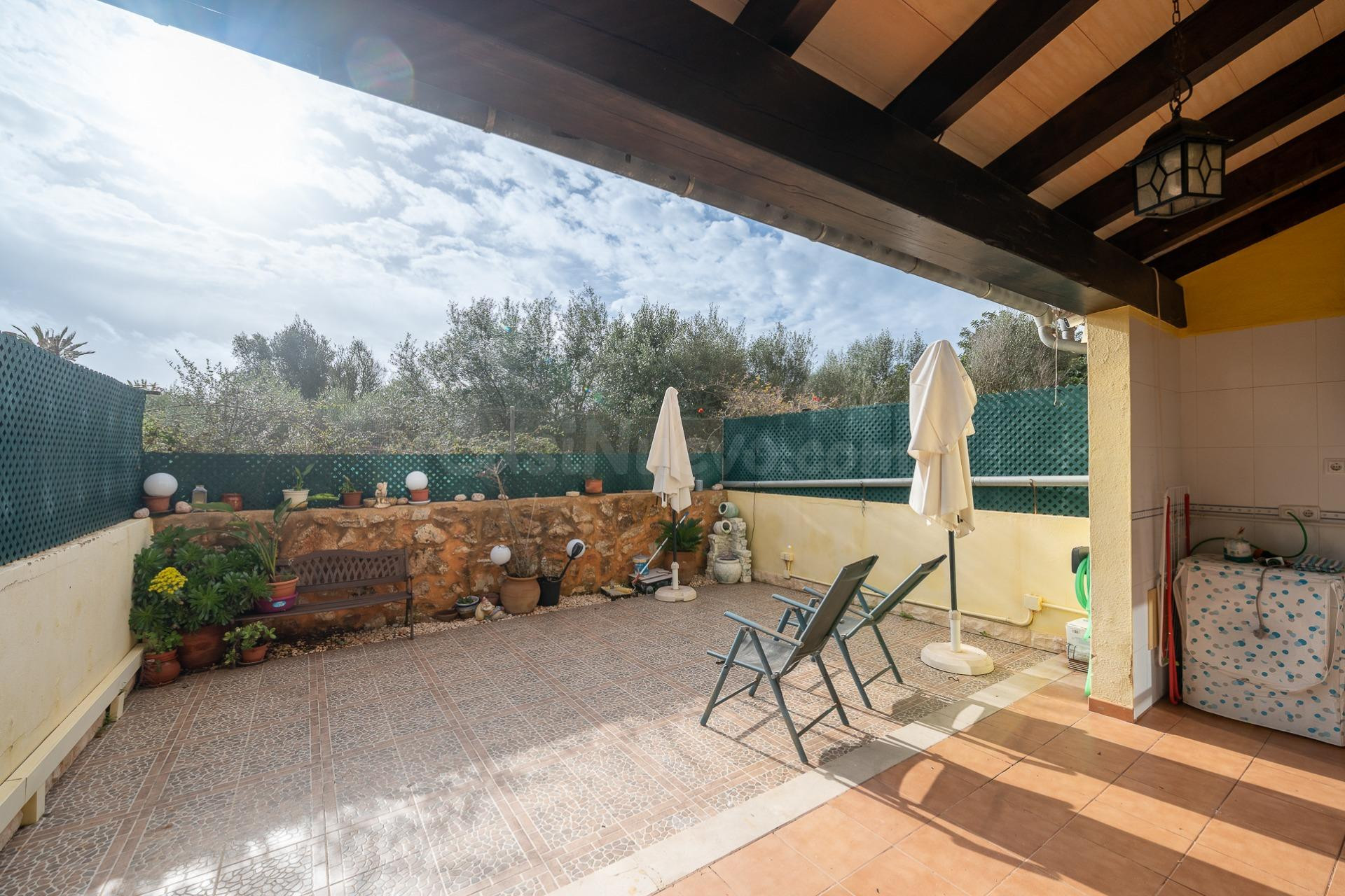 Casa adosada con terraza, garaje y 3 dormitorios en Es Llombards (Santanyí)