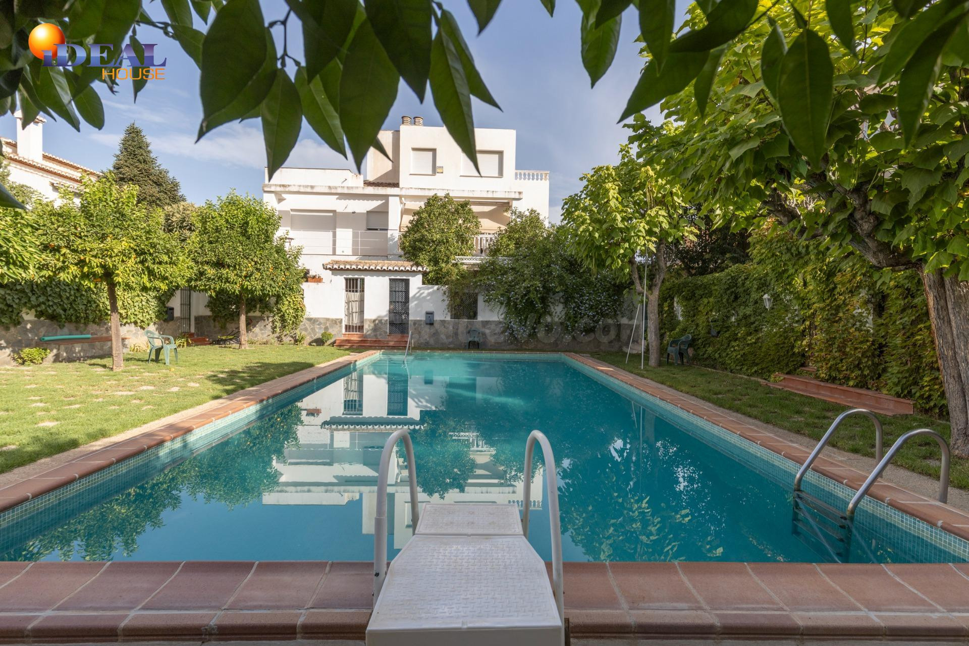 Exclusiva vivienda con piscina en la zona del Serrallo con p