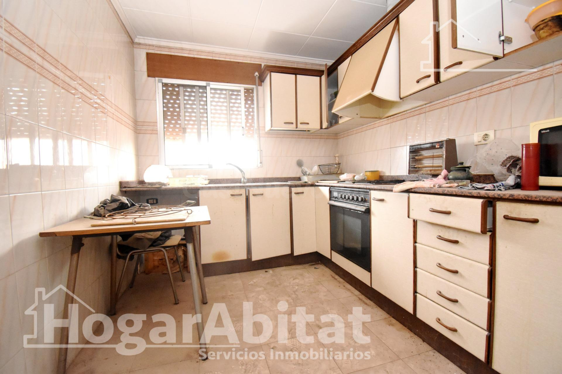 ESPACIOSA CASA CON LOCAL COMERCIAL, DOS TERRAZAS Y BALCÓN