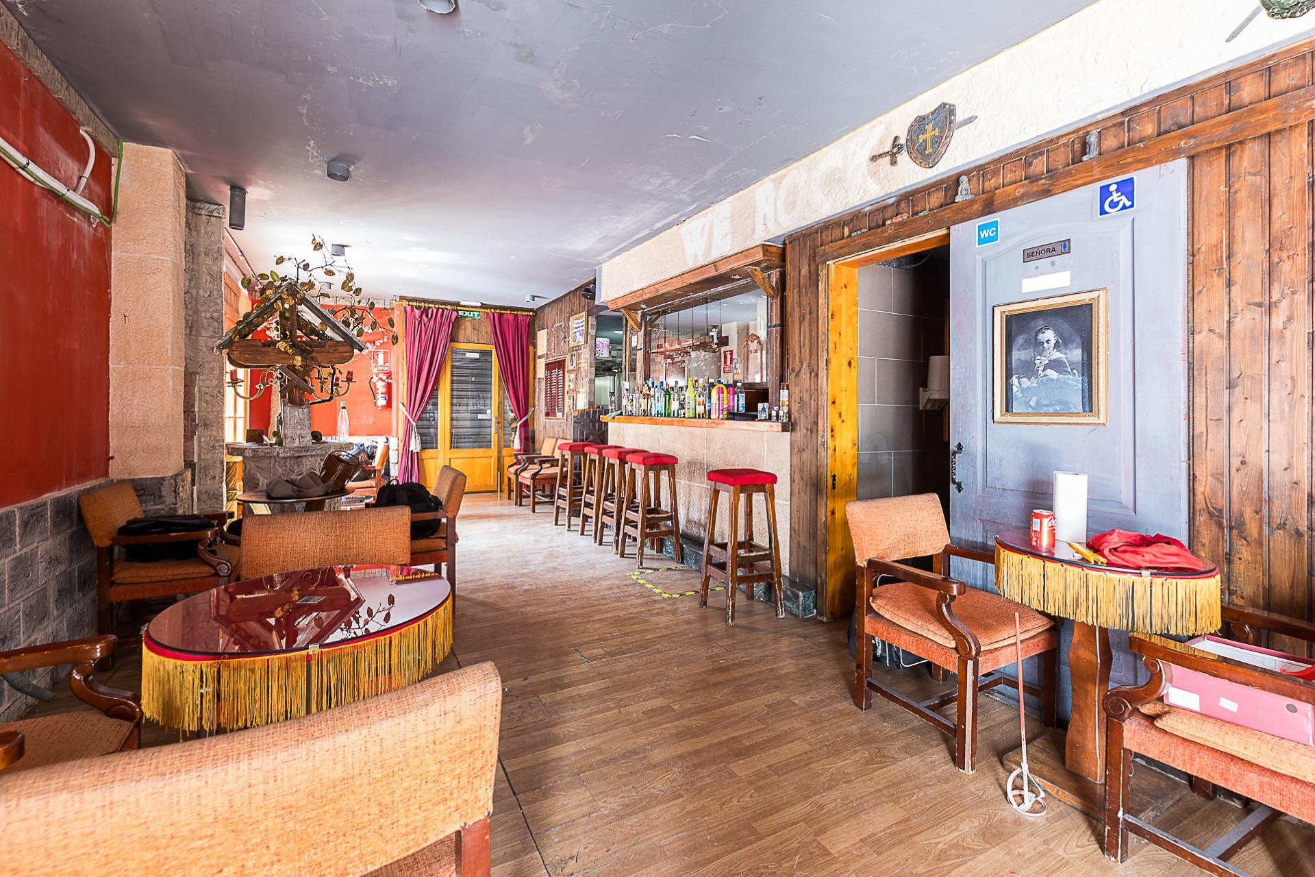 ✨ Local en esquina con gran visibilidad junto a Plaza de Tor