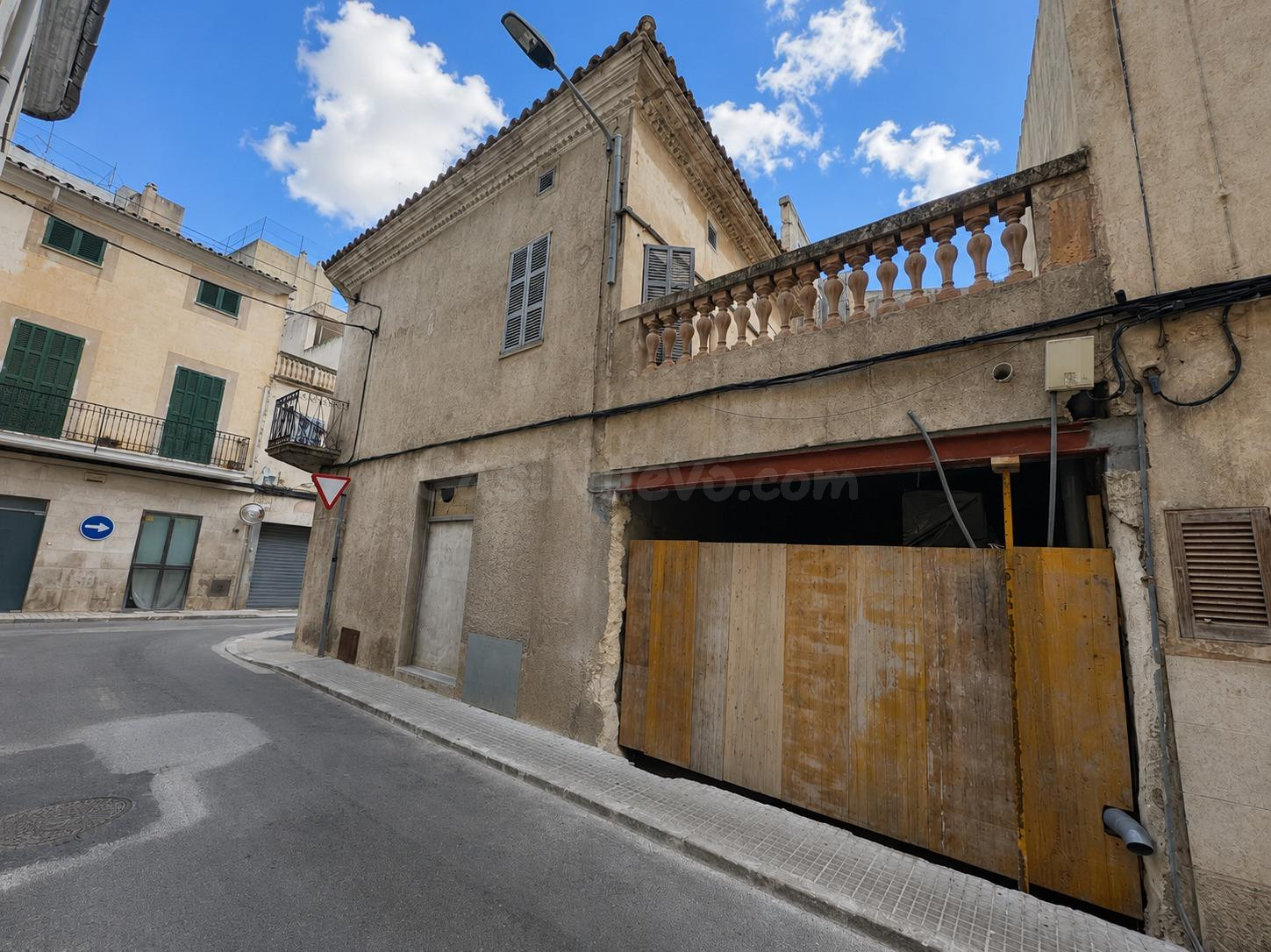 Casa de esquina para reformar con proyecto visado y licencia - foto 2