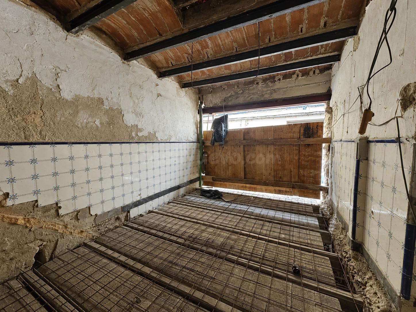 Casa de esquina para reformar con proyecto visado y licencia - foto 3