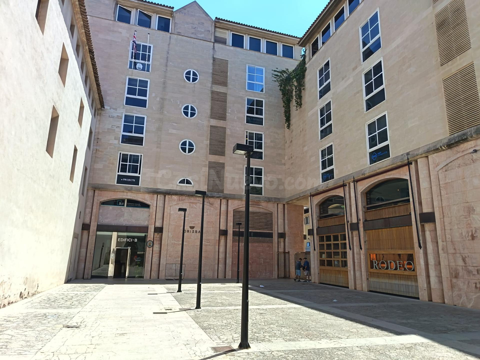 Amplia plaza de aparcamiento con un espacio anexo de 35 m2, 