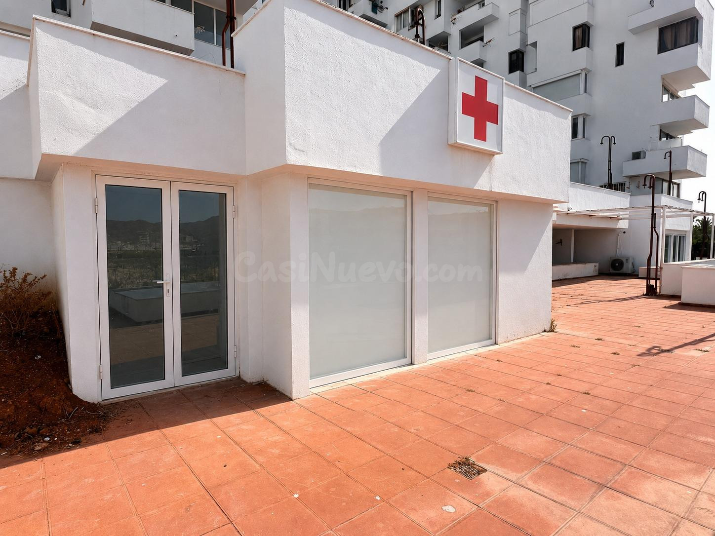 Local comercial con terraza y vistas al puerto deportivo de Sant Antoni de Portmany.