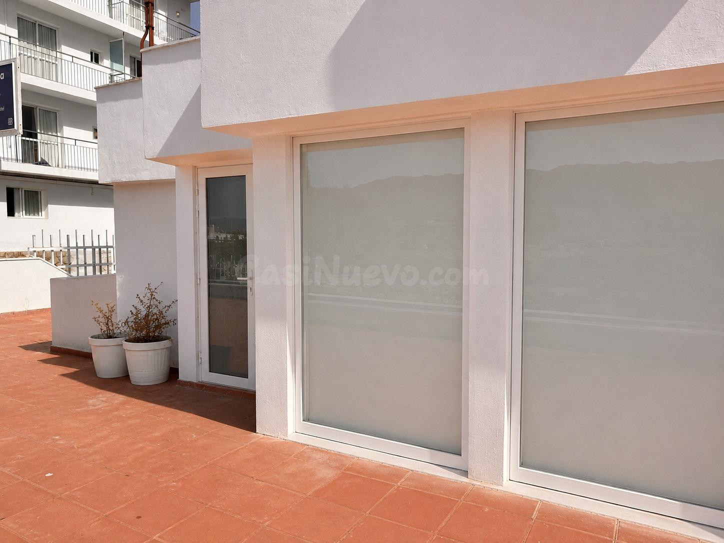 Local comercial con terraza y vistas al puerto deportivo de Sant Antoni de Portmany. - foto 2