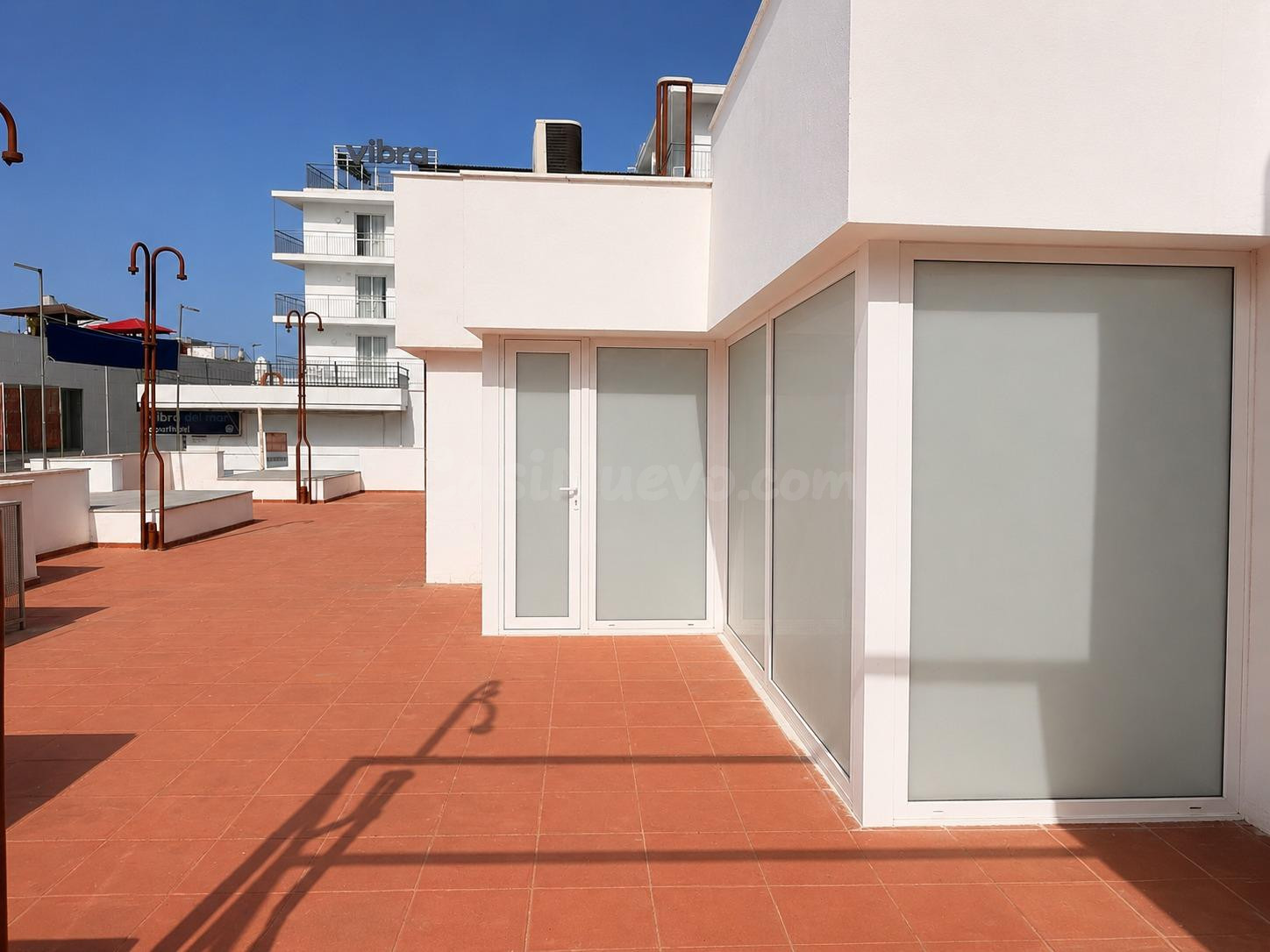 Local comercial con terraza y vistas al puerto deportivo de Sant Antoni de Portmany. - foto 4
