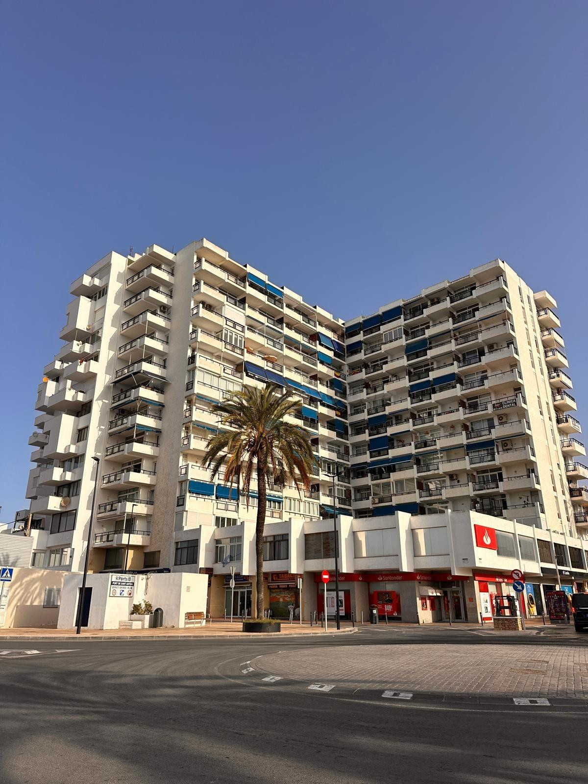 Local comercial con terraza y vistas al puerto deportivo de Sant Antoni de Portmany. - foto 5