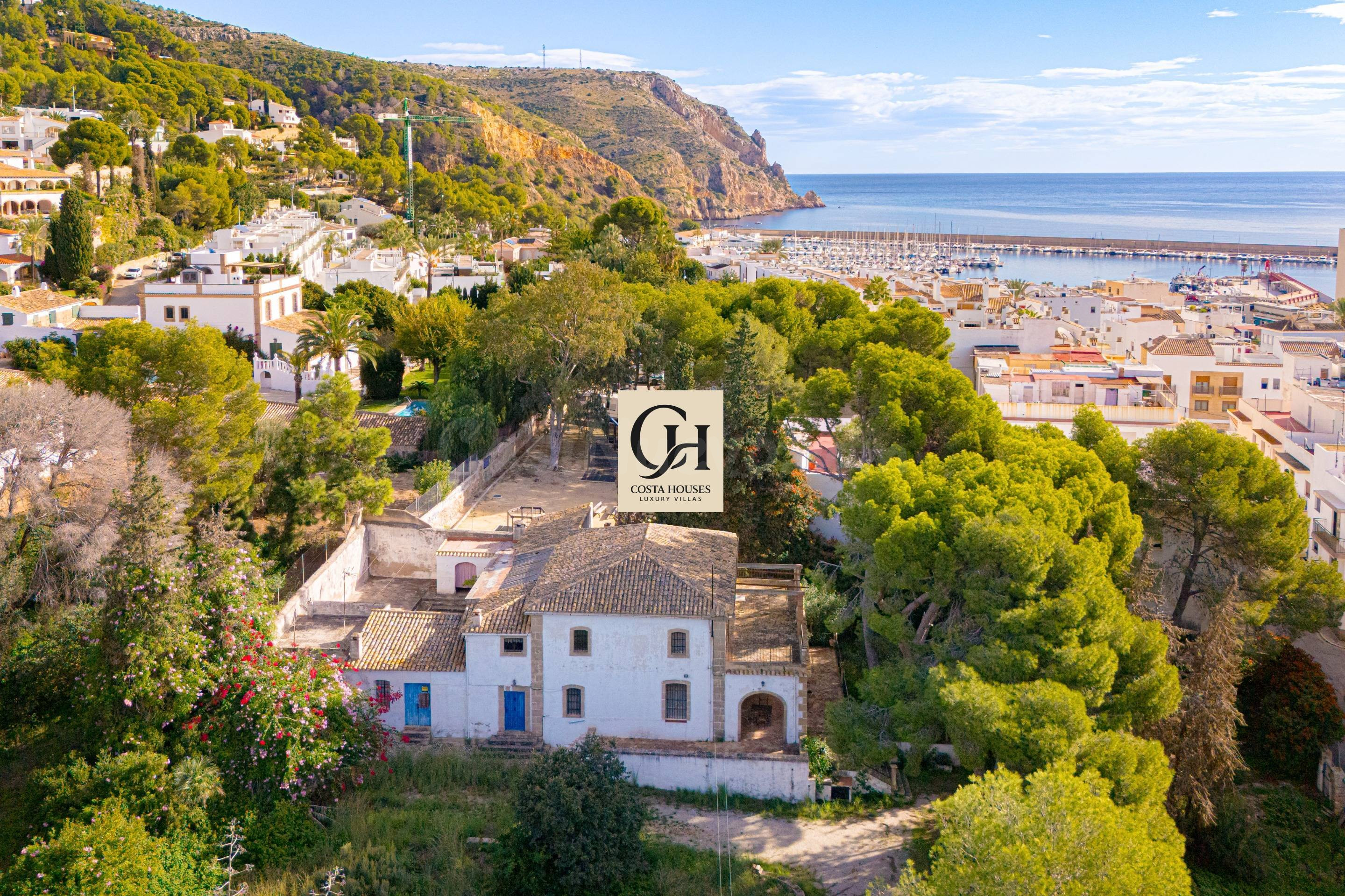 FINCA MEZQUIDA · HISTORIA Y ENCANTO CERCA DEL MAR JUNTO AL P