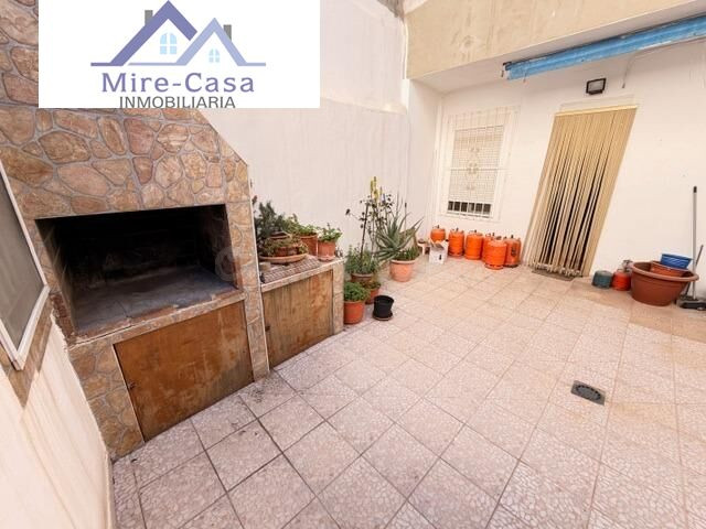 SE VENDE PLANTA BAJA, CON PATIO PISABLE DE 45 METROS CON BAR - foto 3