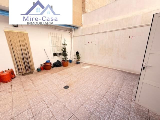 SE VENDE PLANTA BAJA, CON PATIO PISABLE DE 45 METROS CON BAR - foto 4