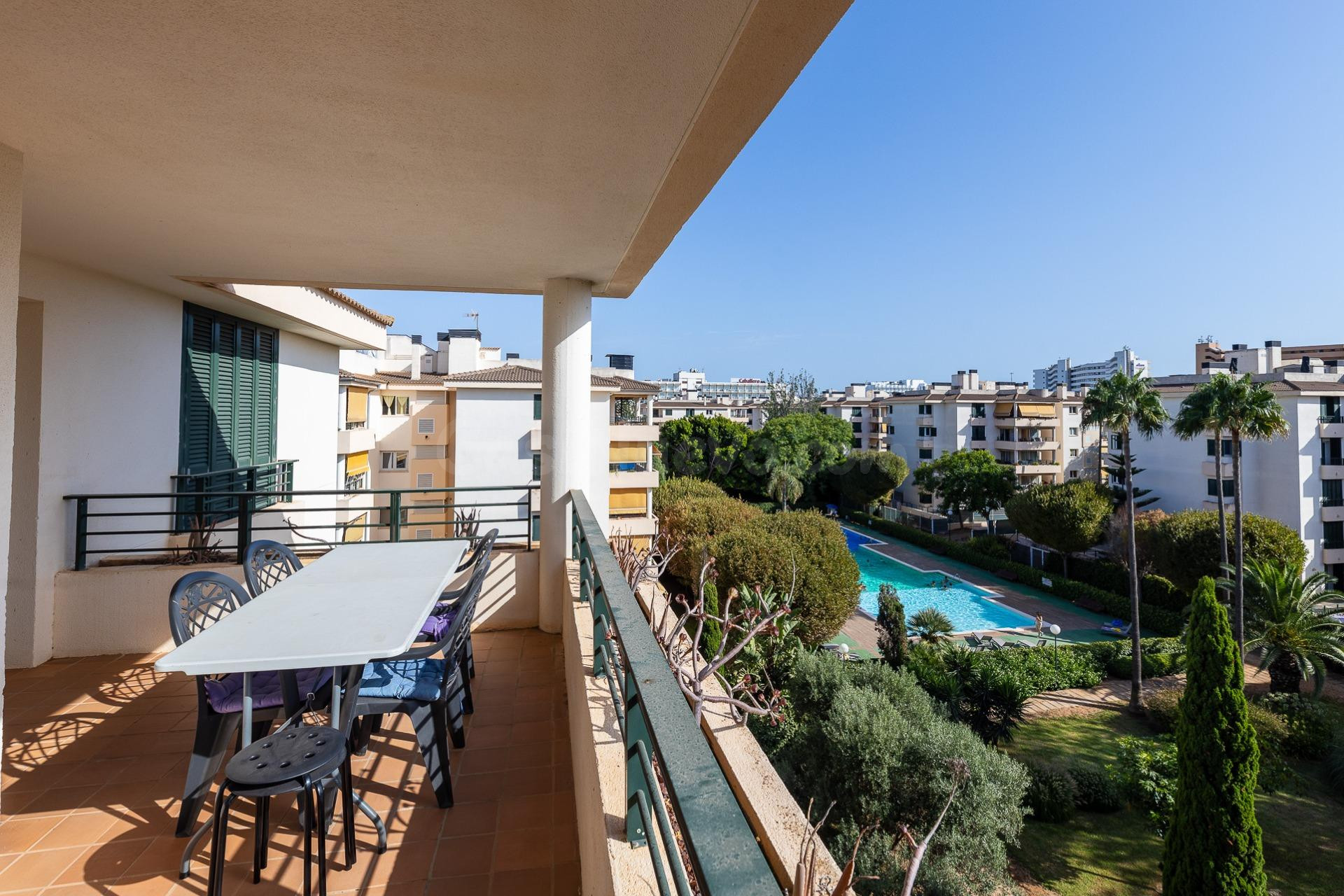 Alquiler temporal a pasos del mar con terraza y piscina en L