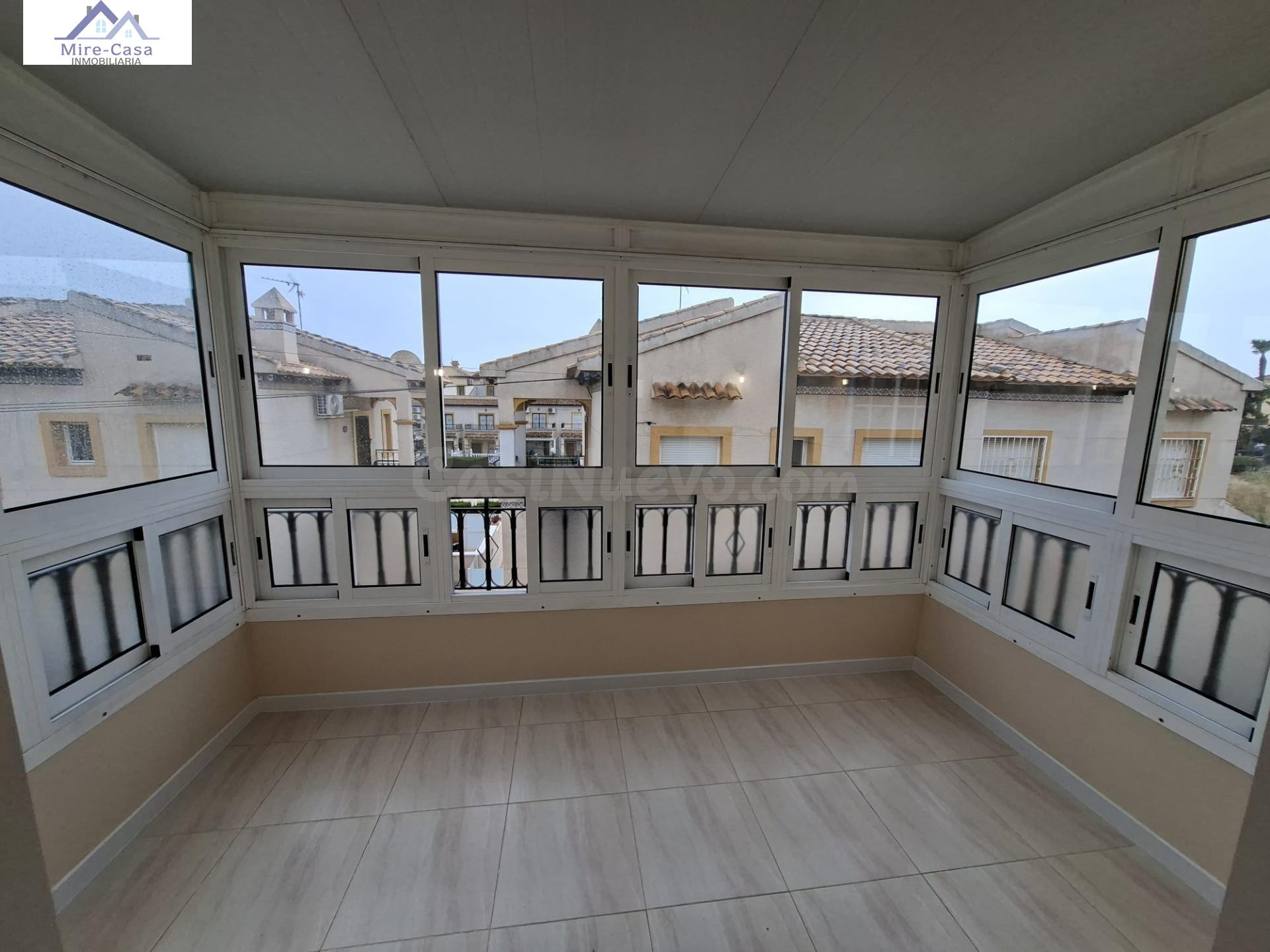 SE VENDE MAGNIFICO BUNGALOW, CON SOLARIUM Y PISCINA COMUNITA - foto 2