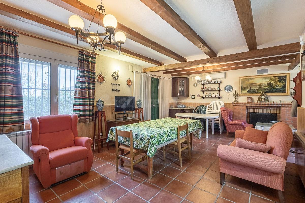 Chalet con piscina y gran parcela en la urbanización Molino  - foto 3