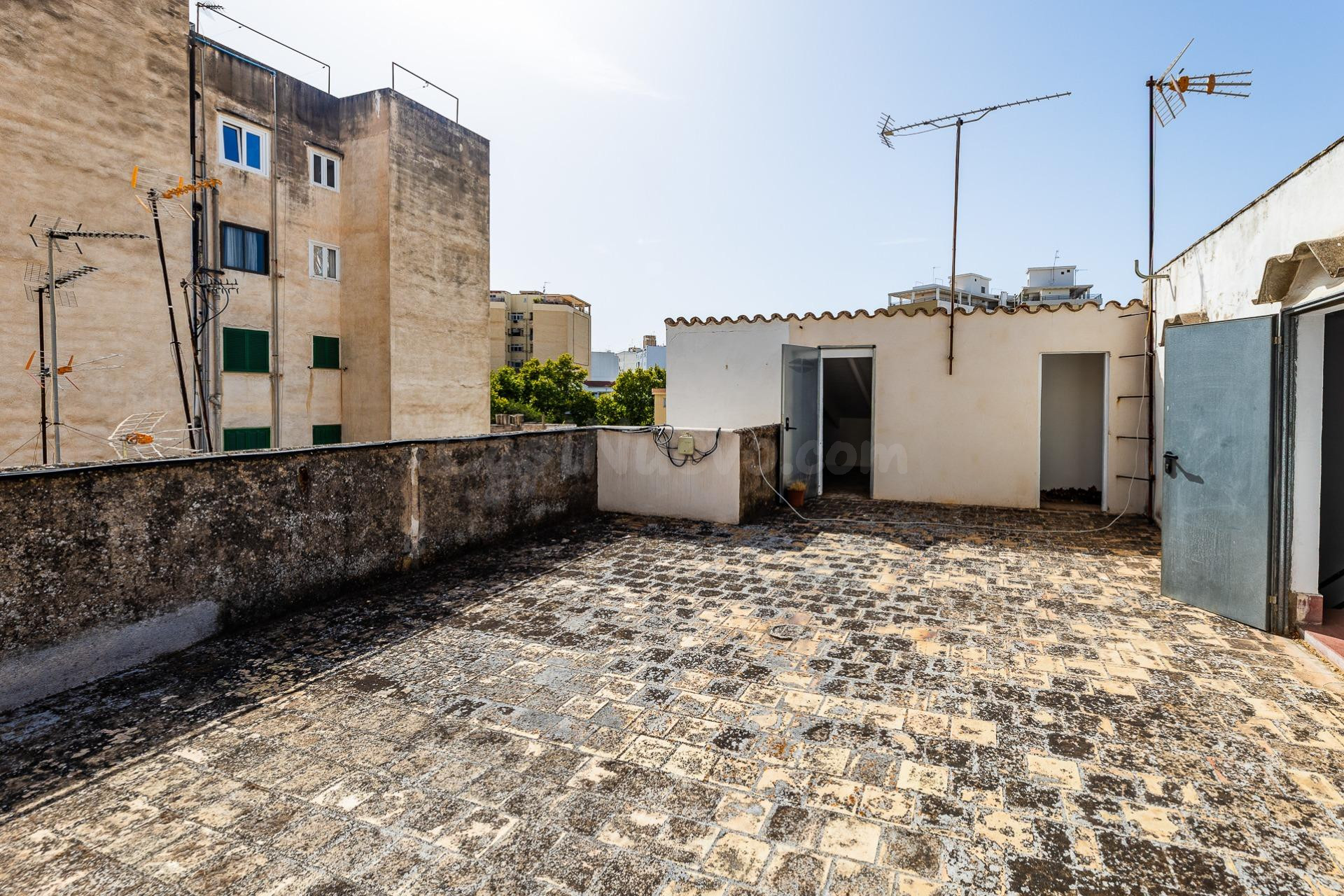 Ático luminoso con terraza solárium privativa y 3 trasteros  - foto 2