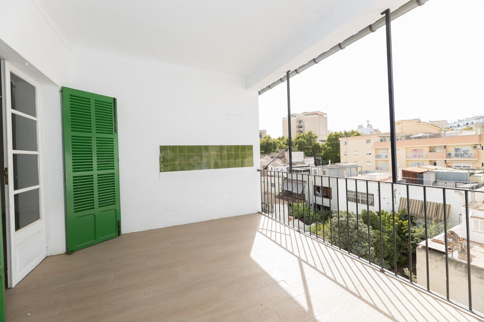Ático luminoso con terraza solárium privativa y 3 trasteros  - foto 3