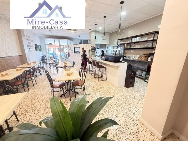 SE TRASPASA CAFETERÍA CON SALIDA DE HUMOS