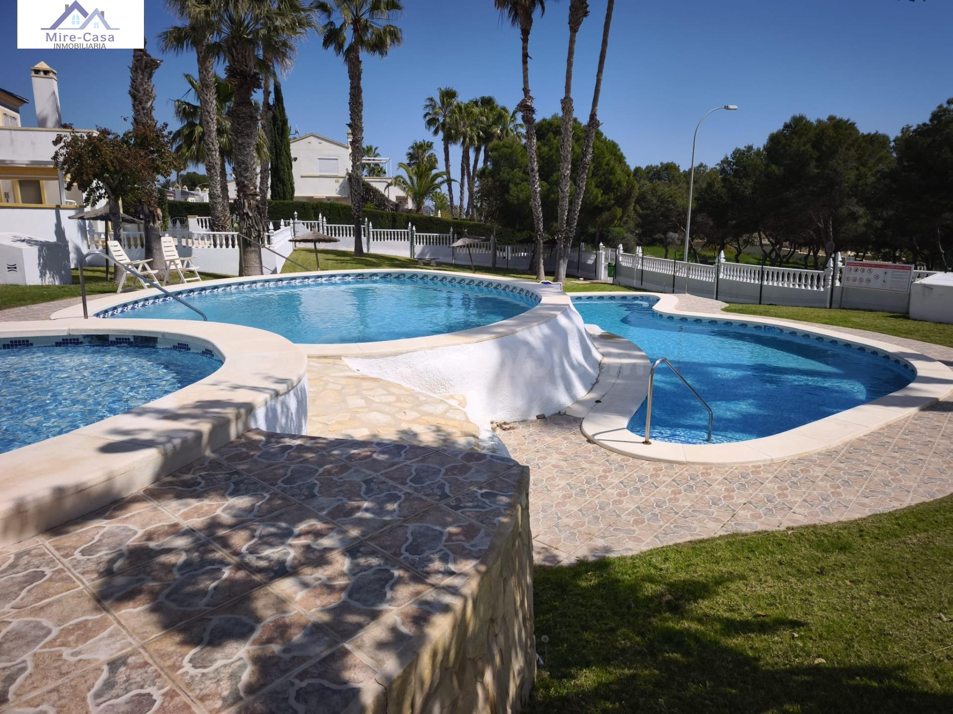 PRECIOSO BUNGALOW EN DOS PLANTA AMUEBLADO, PISCINA COMUNITAR