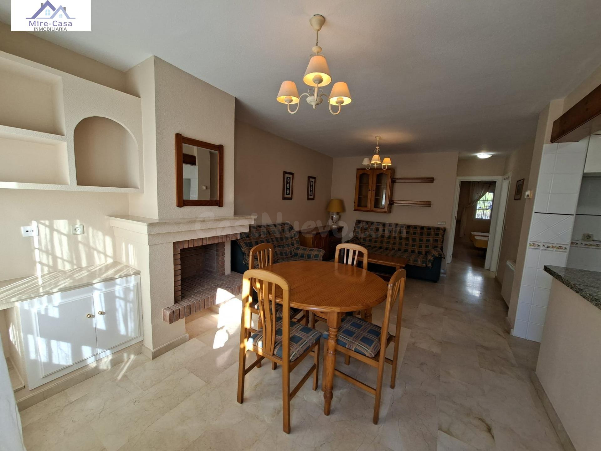 PRECIOSO BUNGALOW EN DOS PLANTA AMUEBLADO, PISCINA COMUNITAR - foto 2