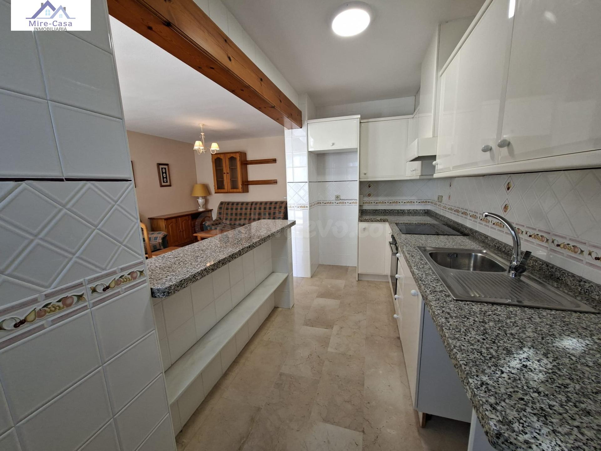 PRECIOSO BUNGALOW EN DOS PLANTA AMUEBLADO, PISCINA COMUNITAR - foto 3
