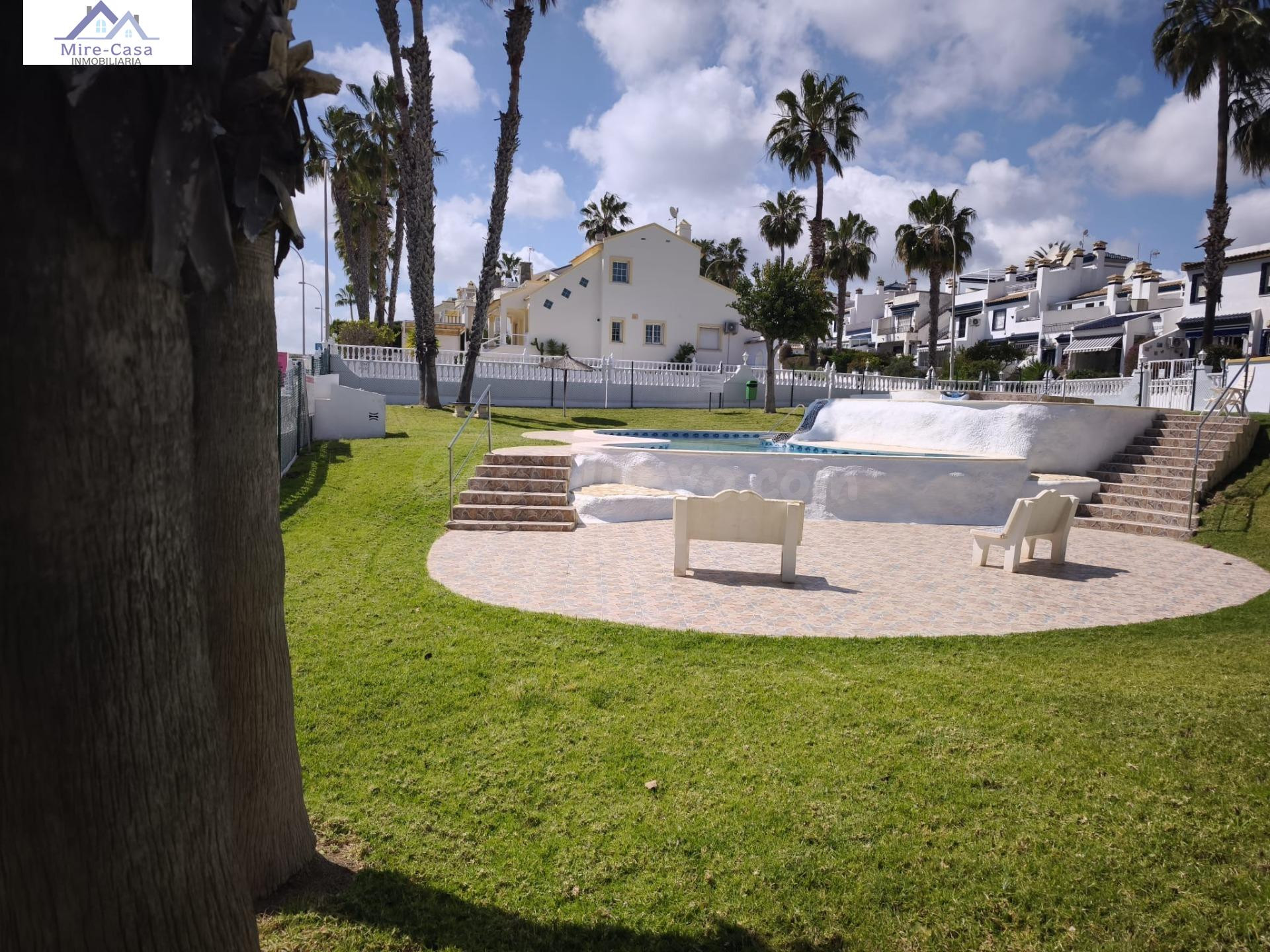 PRECIOSO BUNGALOW EN DOS PLANTA AMUEBLADO, PISCINA COMUNITAR - foto 4