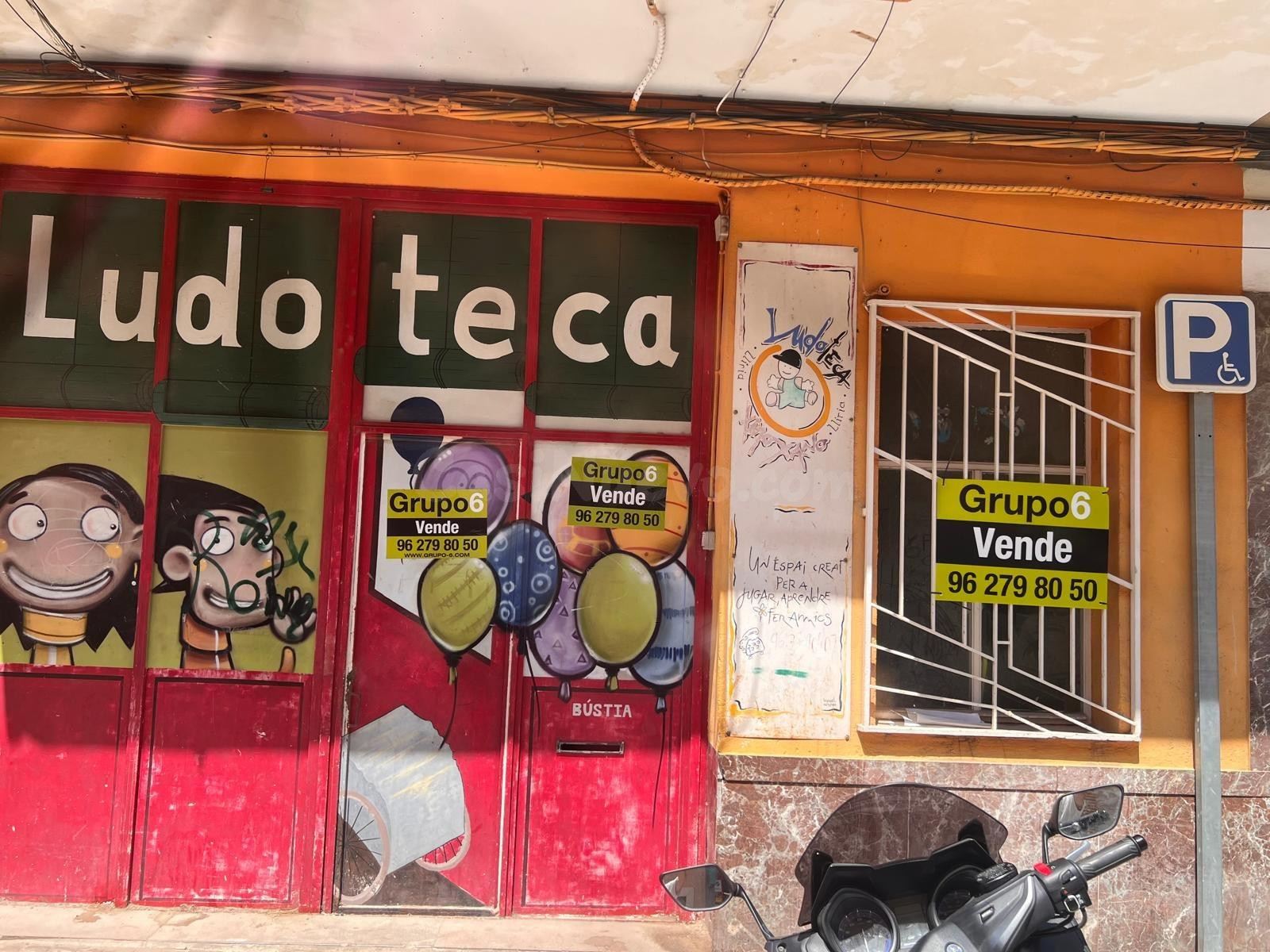 LOCAL COMERCIAL CON PATIO INTERIOR