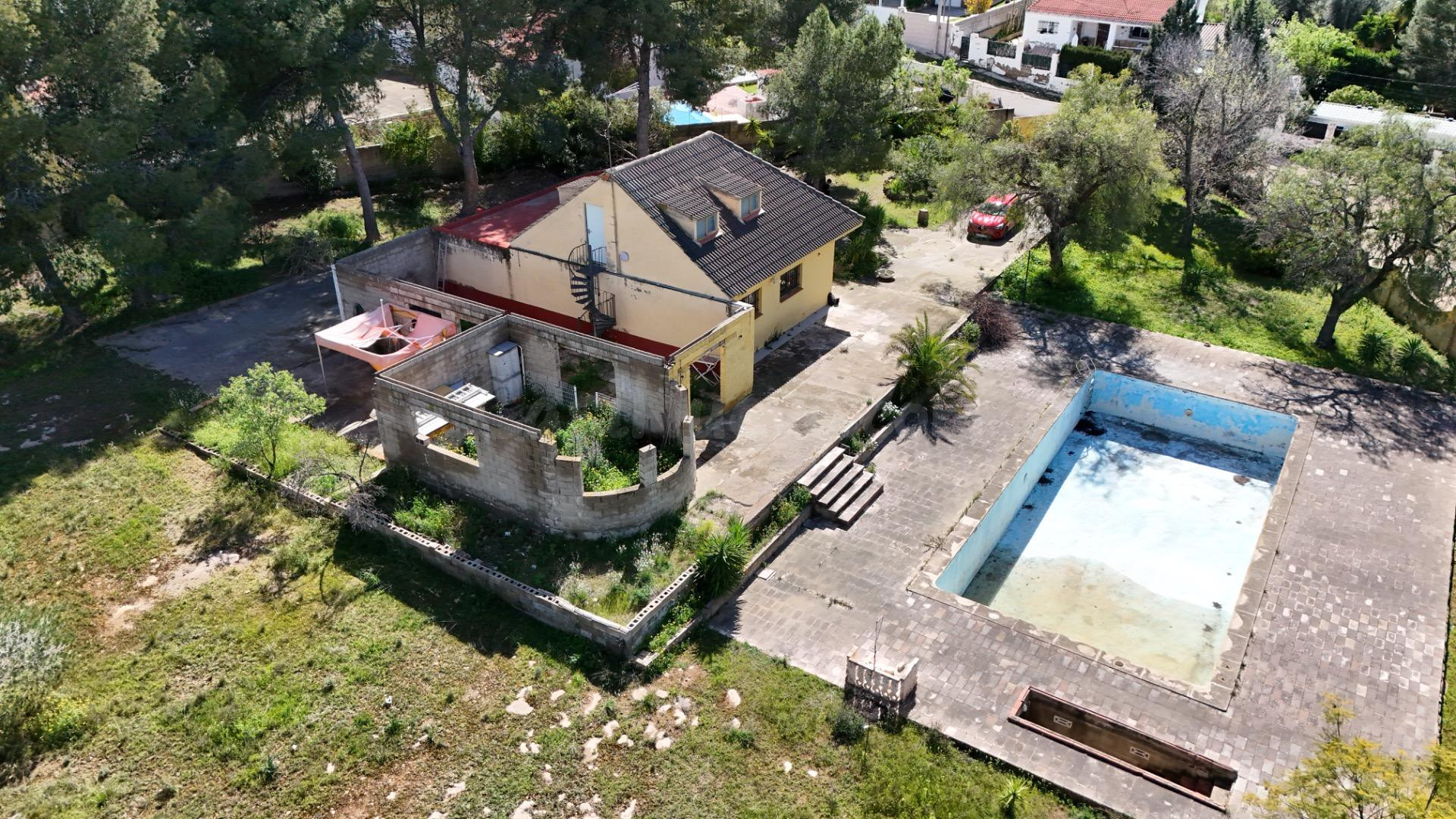 Chalet en Lliria: Tu Oasis Privado con Amplia Parcela y Vist - foto 2