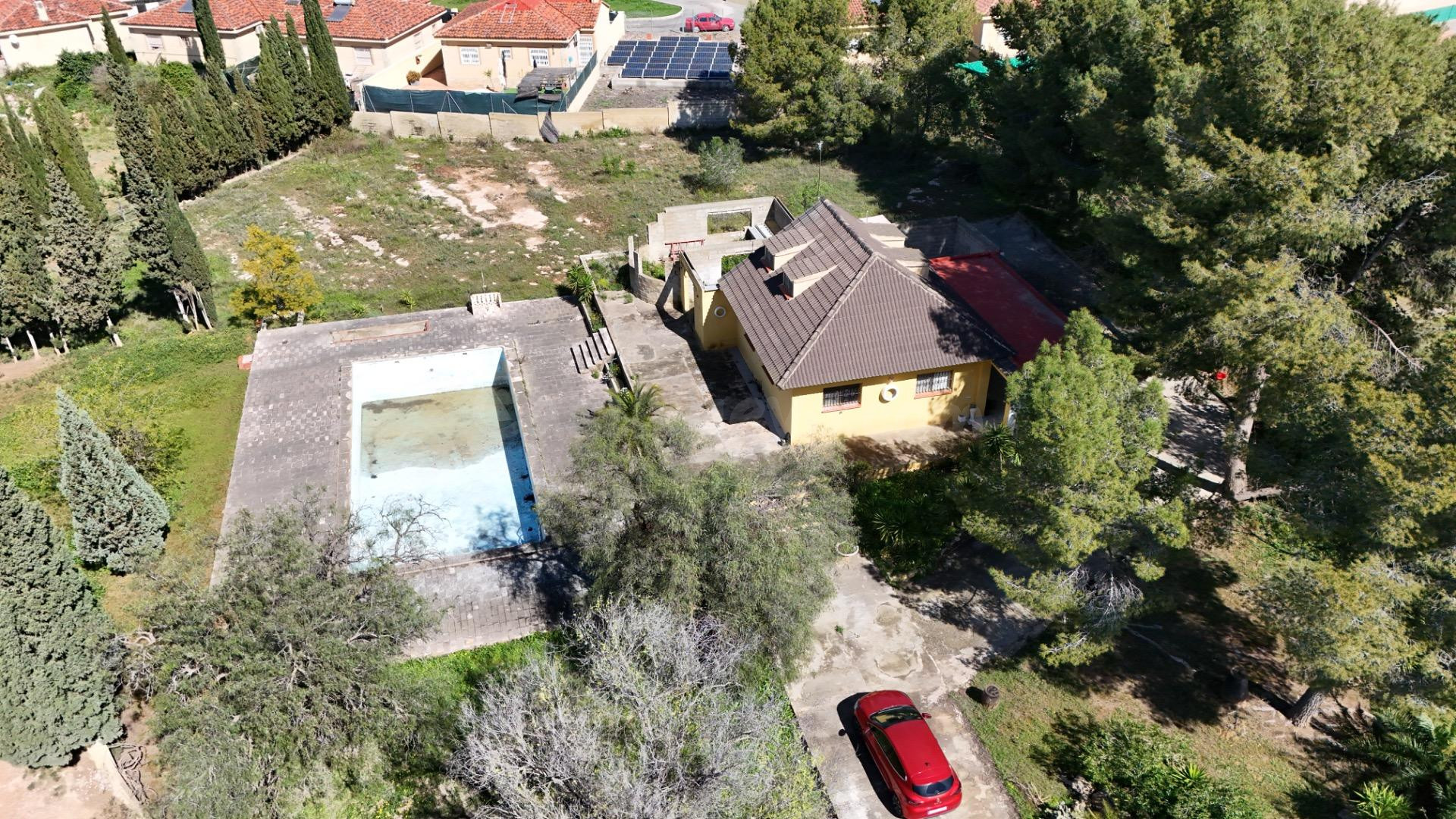 Chalet en Lliria: Tu Oasis Privado con Amplia Parcela y Vist - foto 3