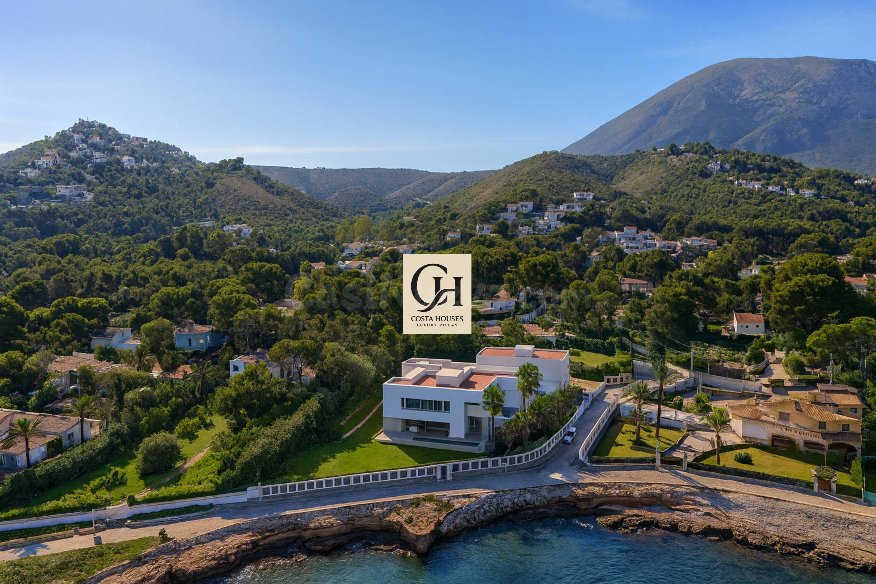 VILLA TAURO · ARQUITECTURA ESCULTÓRICA FRENTE AL MEDITERRÁNEO · DÉNIA