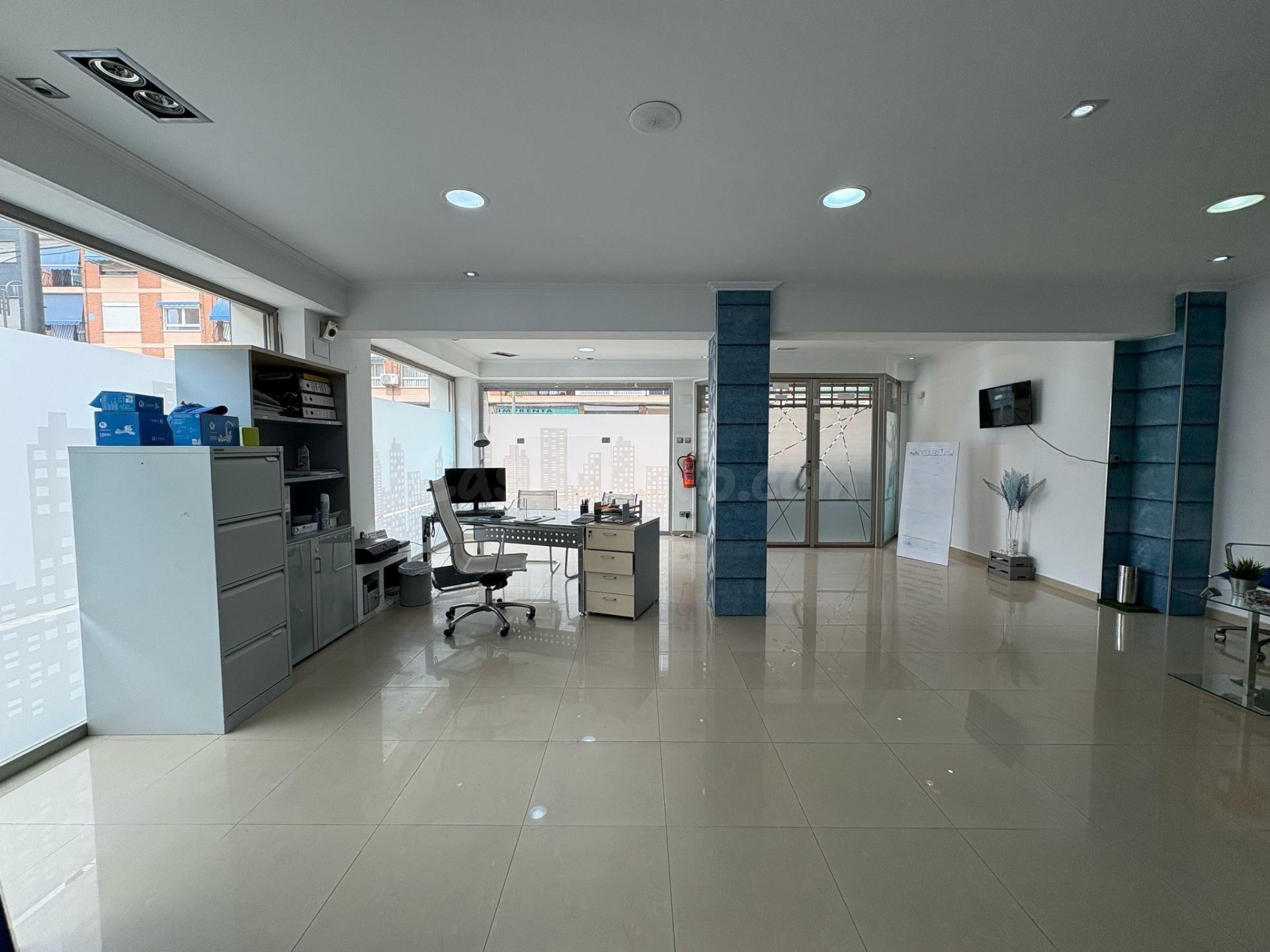 EXCELENTE LOCAL COMERCIAL EN PERFECTO ESTADO EN AVDA. PRINCI - foto 2